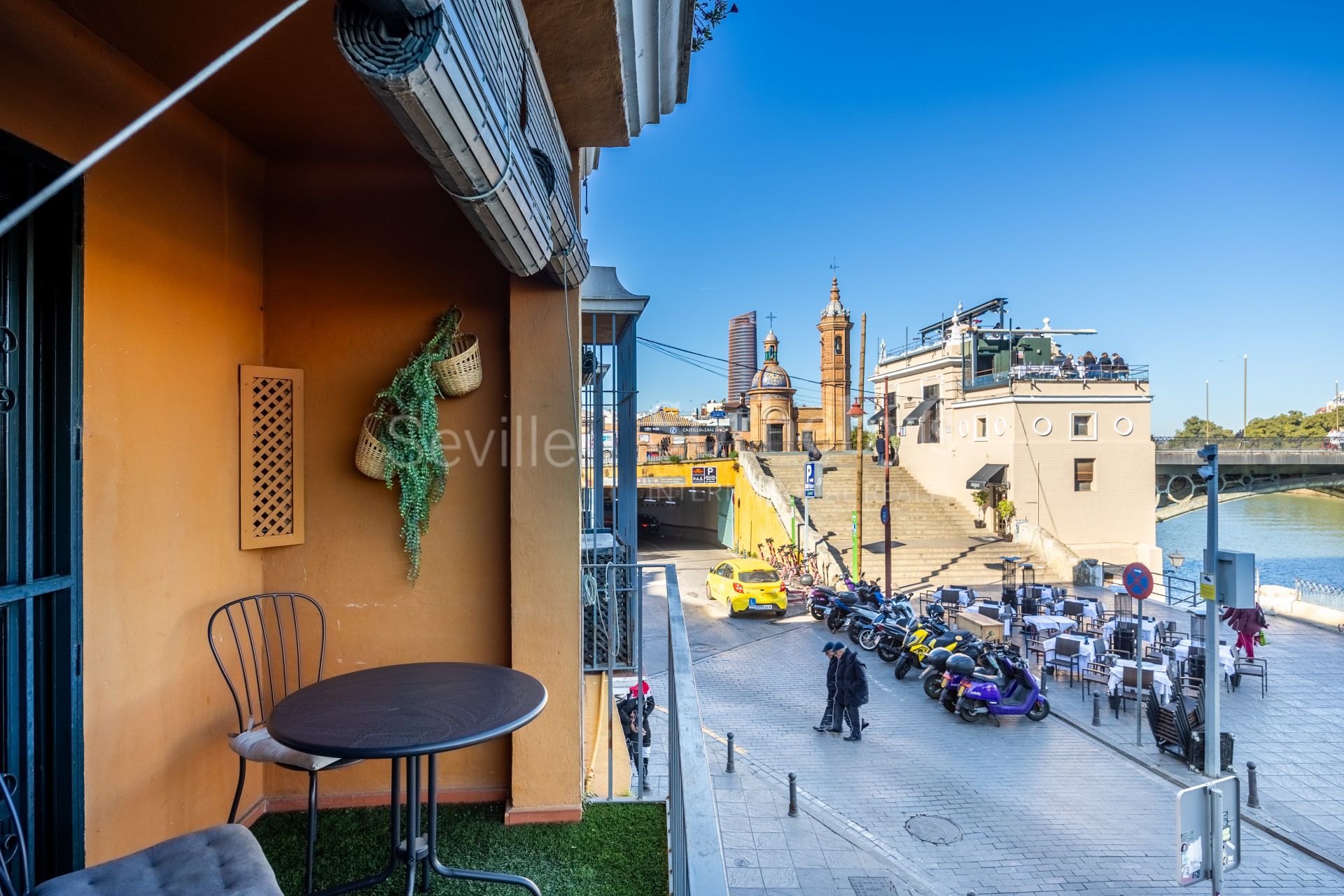 Apartment with views of the Triana Bridge, Altozano, the Cathedral, and the Torre del Oro.