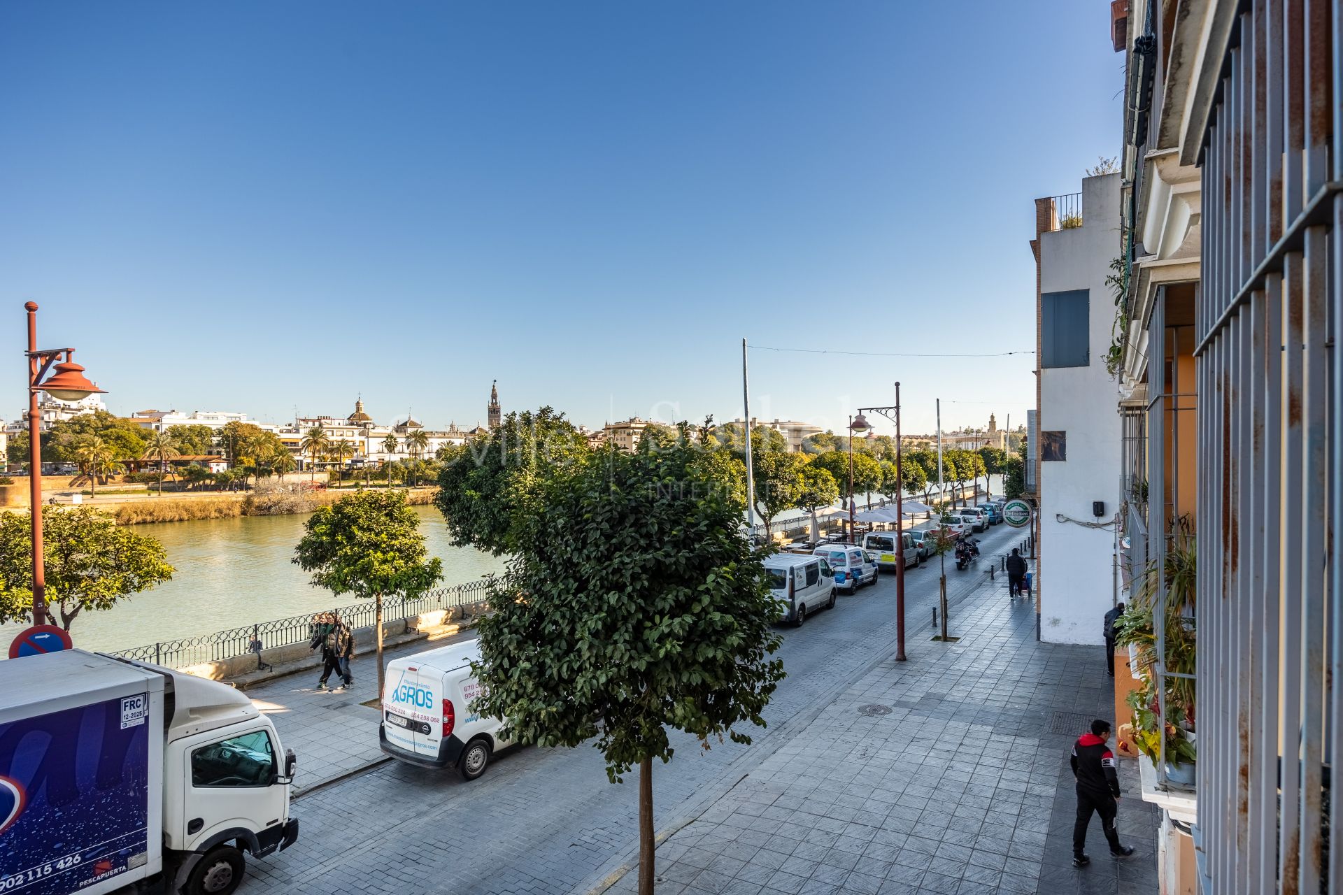 Apartment with views of the Triana Bridge, Altozano, the Cathedral, and the Torre del Oro.