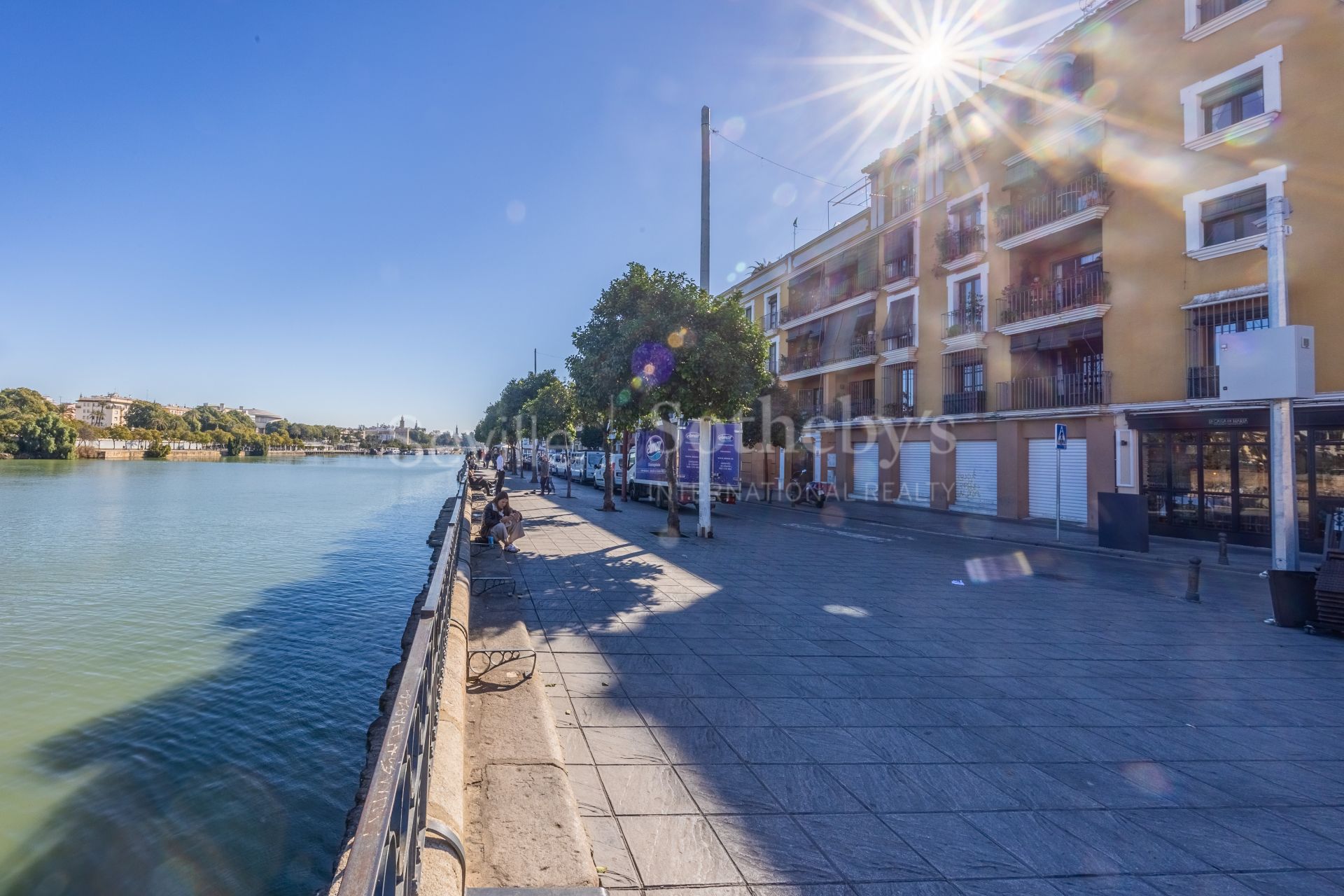 Apartment with views of the Triana Bridge, Altozano, the Cathedral, and the Torre del Oro.