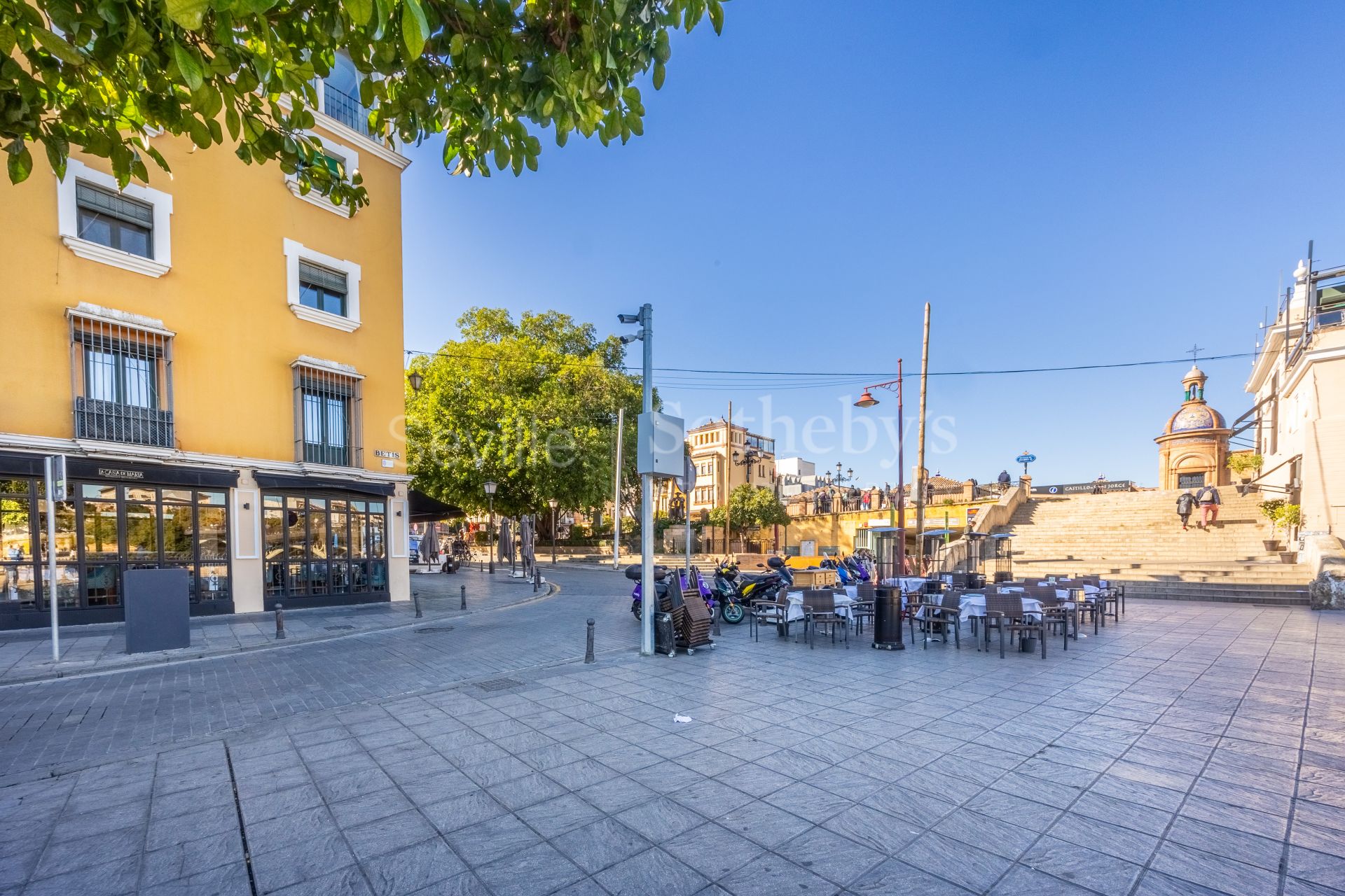 Apartment with views of the Triana Bridge, Altozano, the Cathedral, and the Torre del Oro.