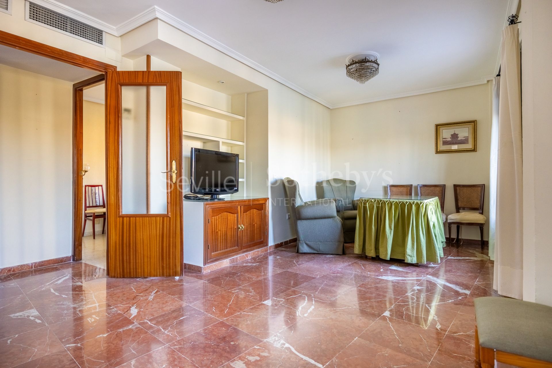 Apartment with views of the Triana Bridge, Altozano, the Cathedral, and the Torre del Oro.