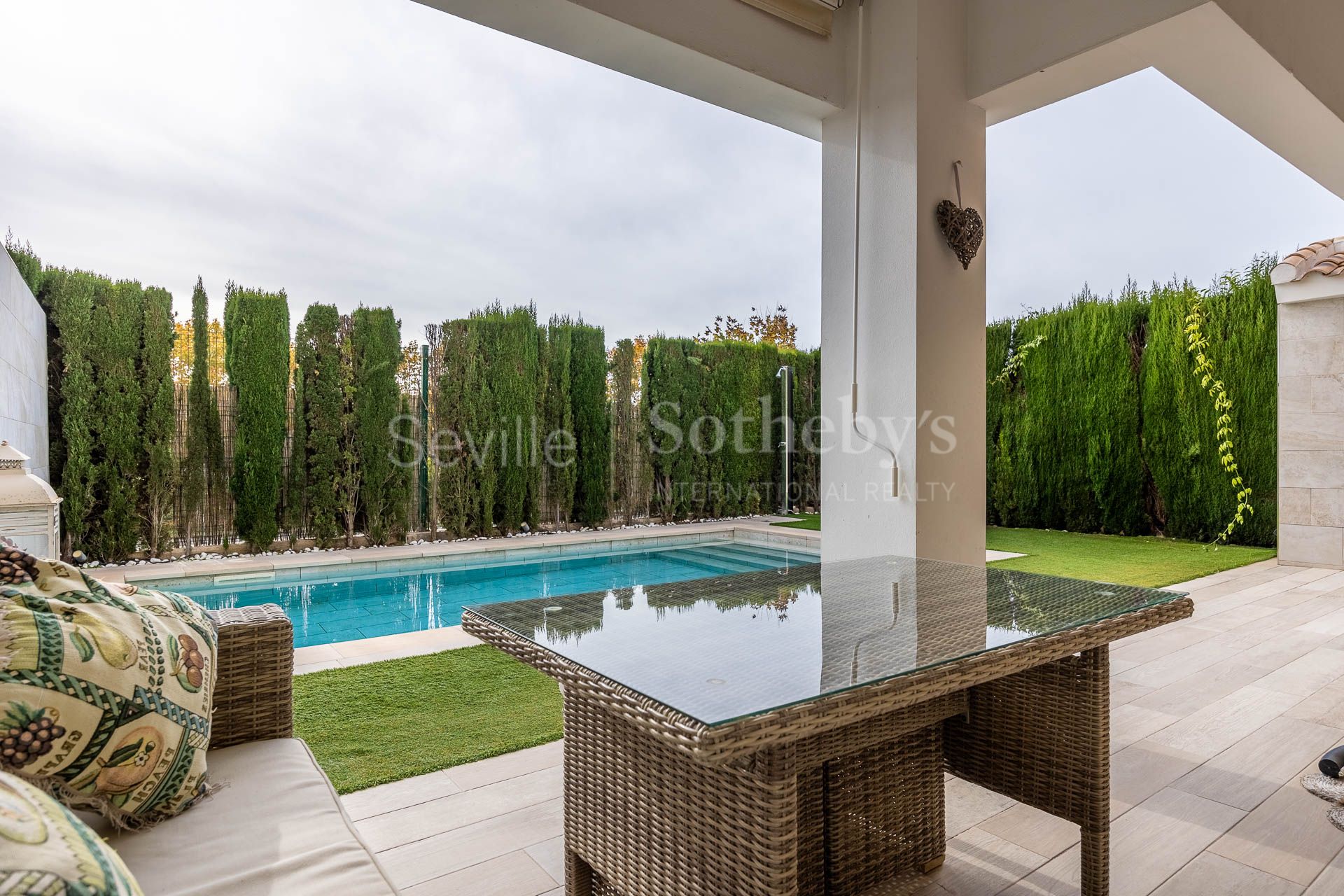 House with private swimming pool and communal areas ready to move into in Espartinas