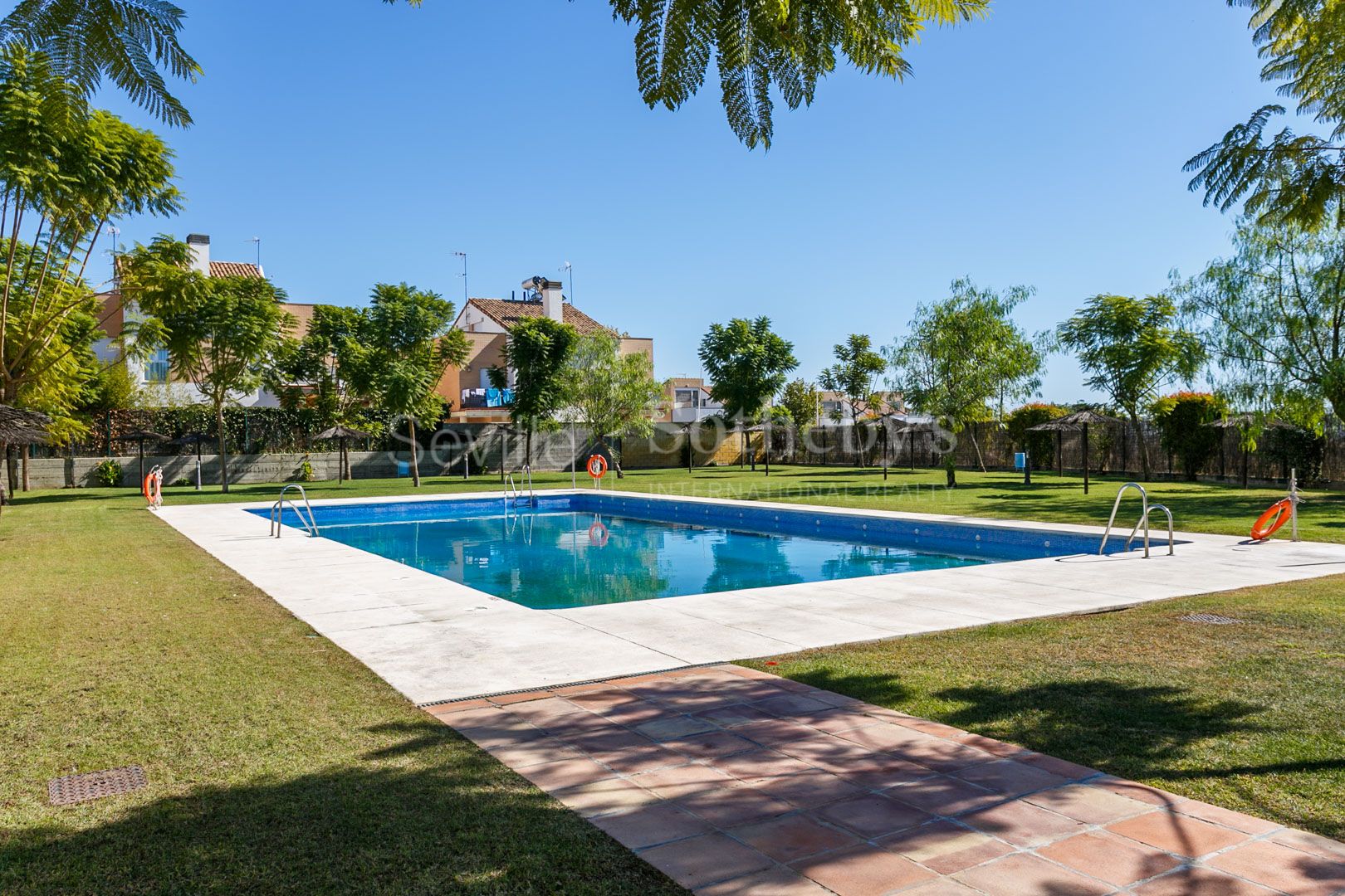 House with private swimming pool and communal areas ready to move into in Espartinas