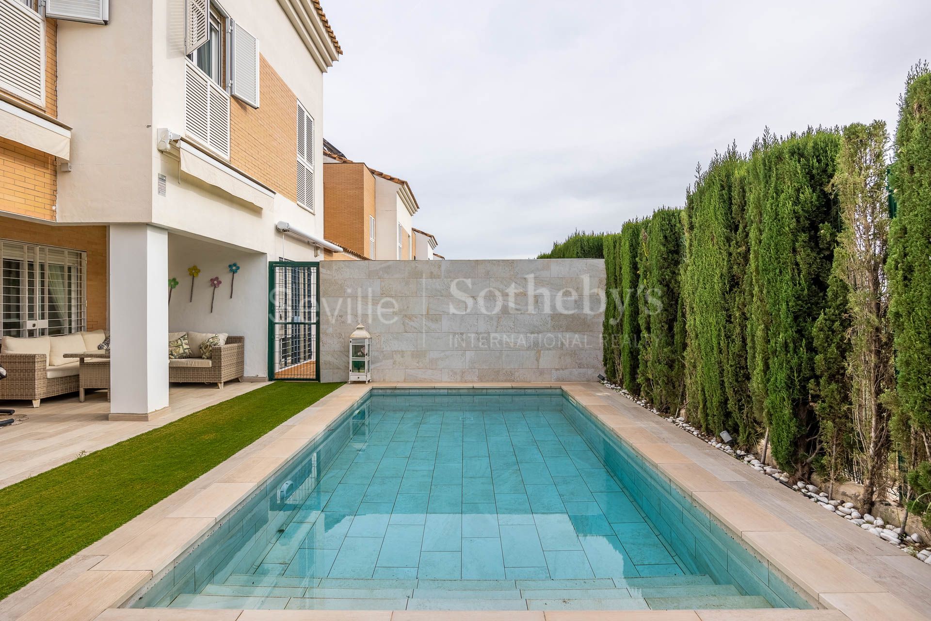 House with private swimming pool and communal areas ready to move into in Espartinas