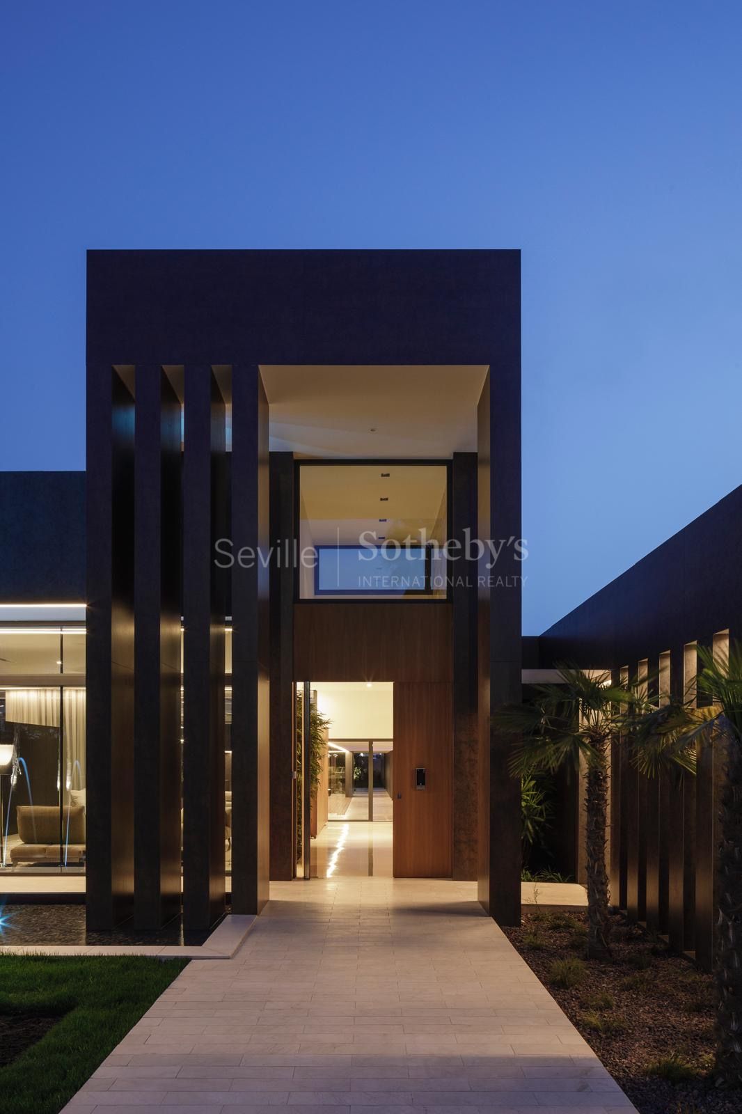 Exclusive Contemporary Villa with Pool, Cinema, and Spa