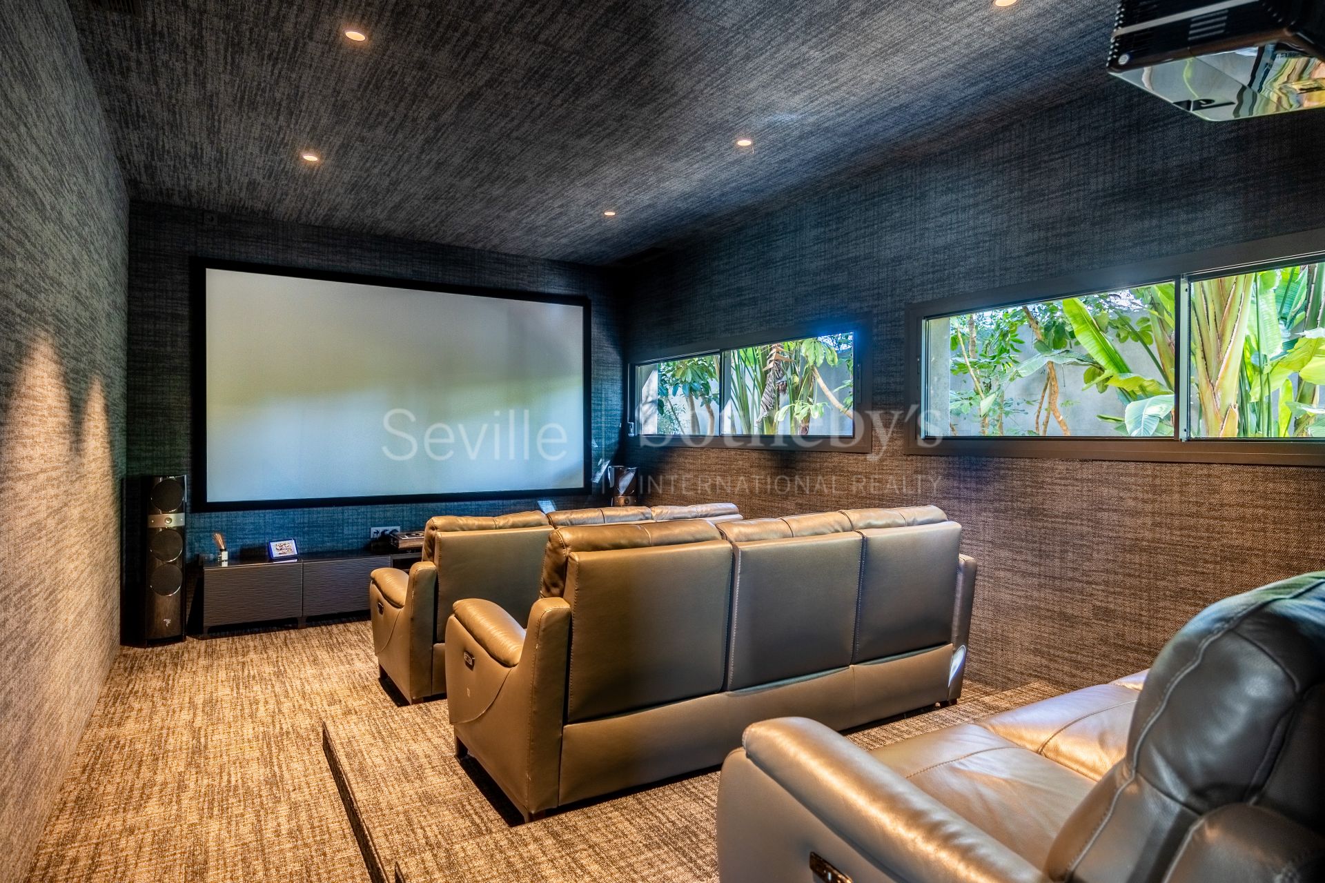 Exclusive Contemporary Villa with Pool, Cinema, and Spa