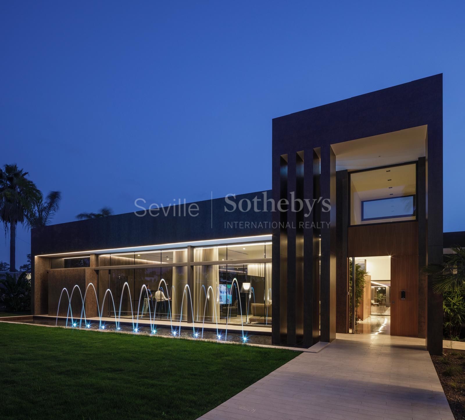 Exclusive Contemporary Villa with Pool, Cinema, and Spa