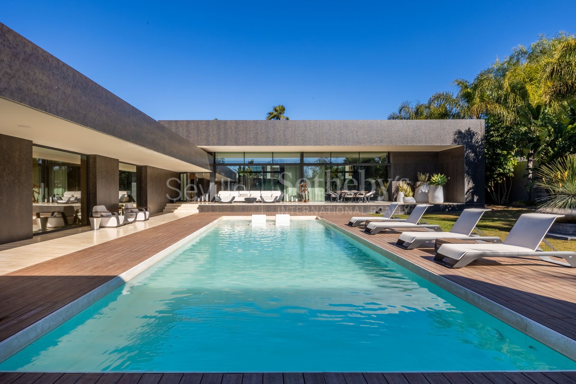 Exclusive Contemporary Villa with Pool, Cinema, and Spa