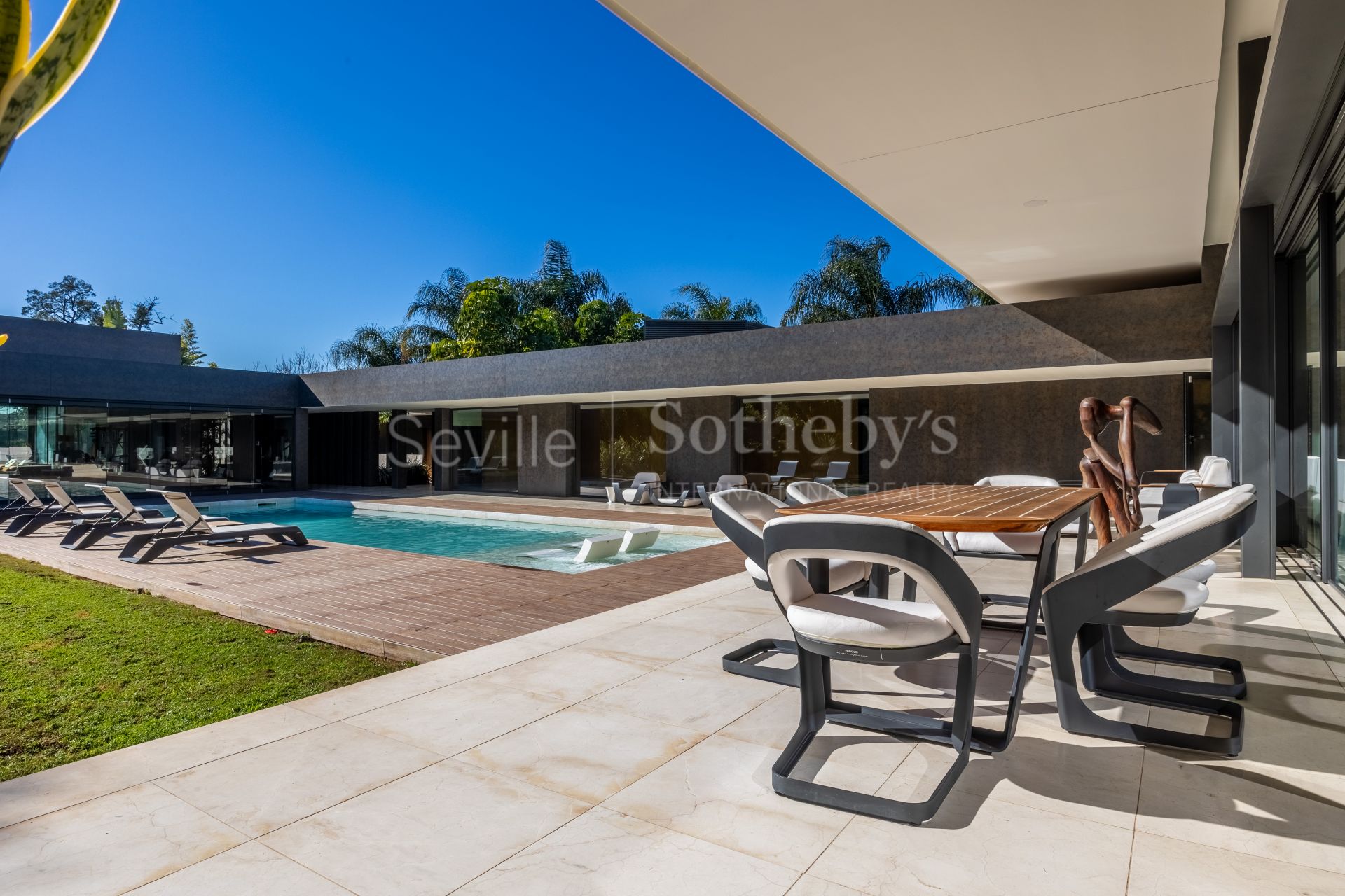 Exclusivo chalet contemporáneo con piscina, cine y spa en Sevilla