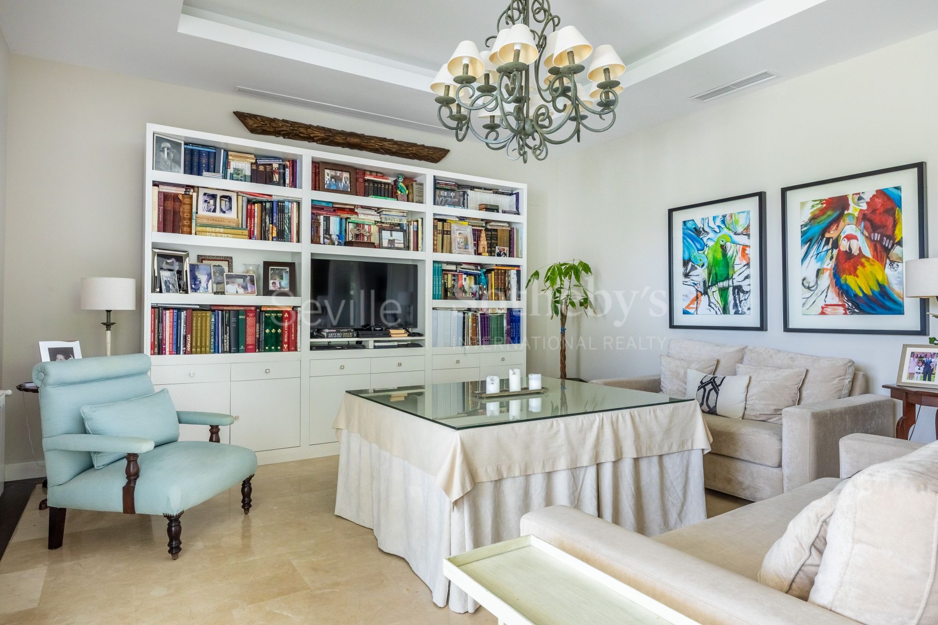 Detached villa in a private residential area in Aljarafe