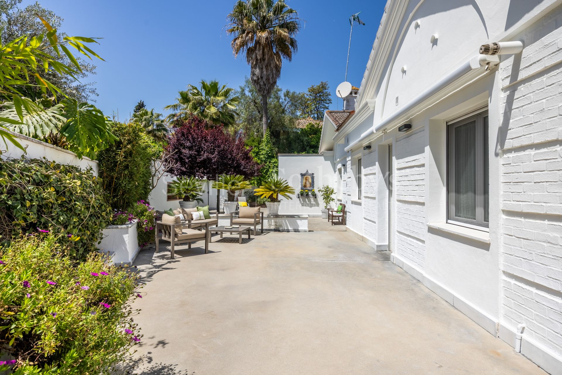 Detached villa in a private residential area in Aljarafe
