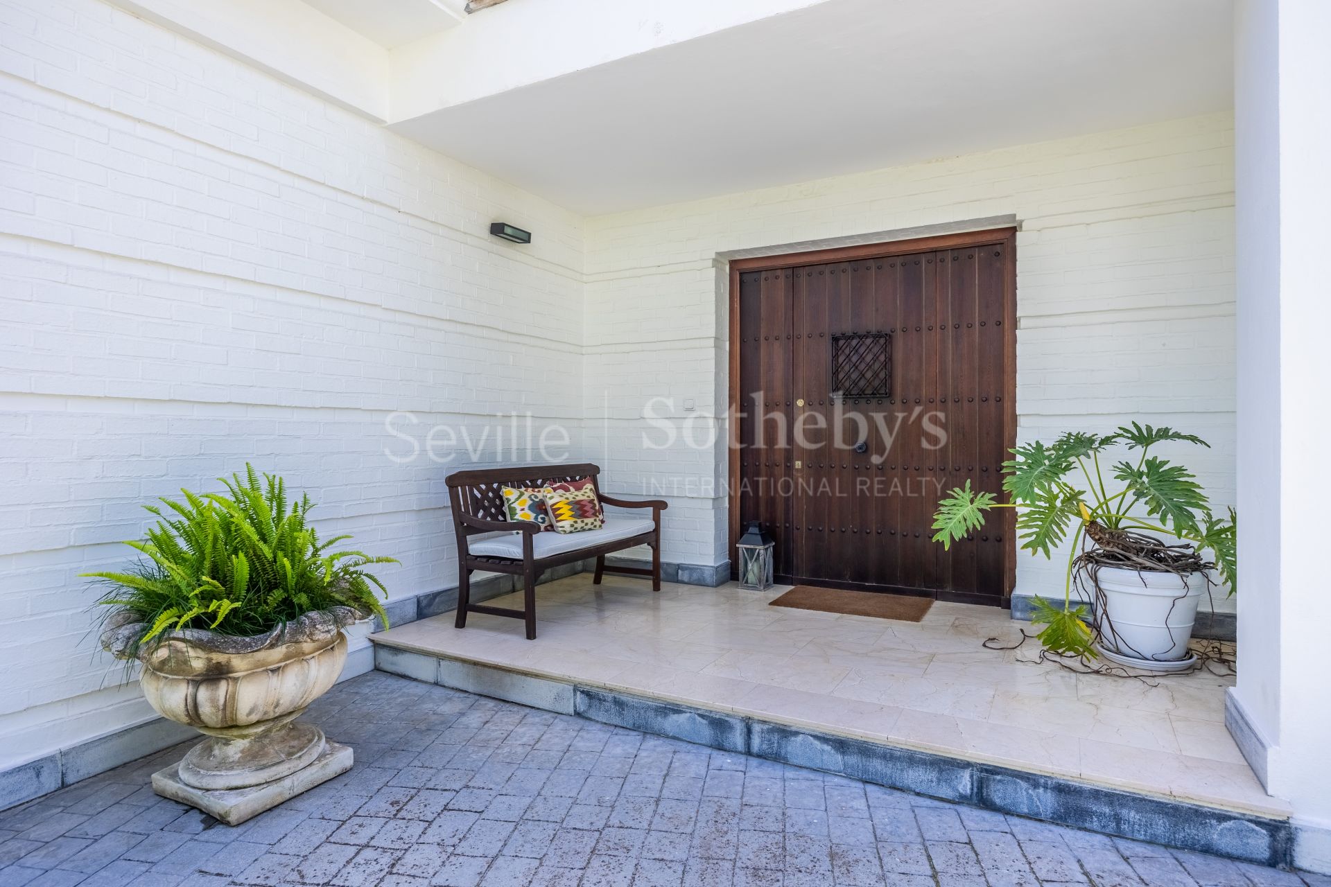 Detached villa in a private residential area in Aljarafe