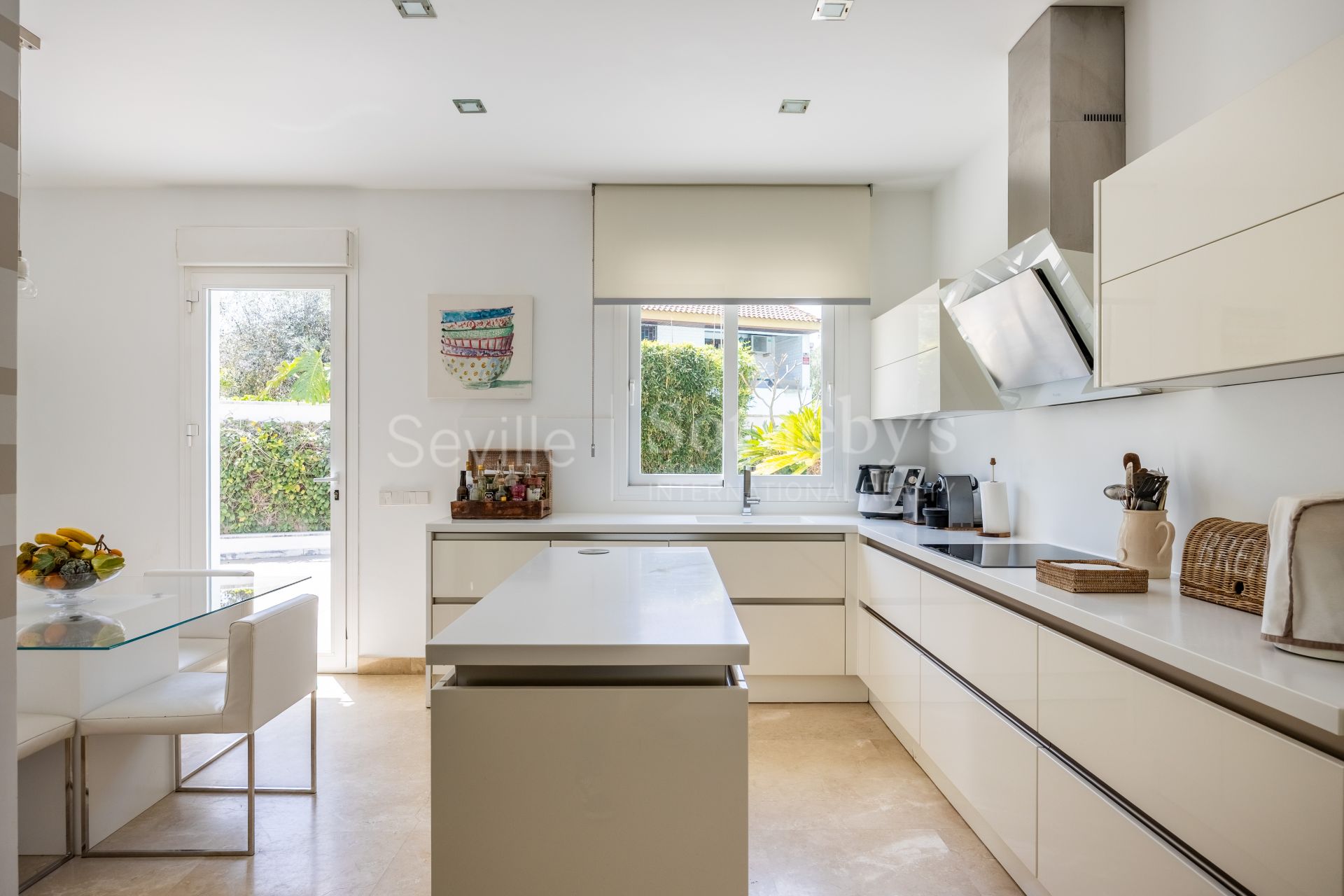 Detached villa in a private residential area in Aljarafe