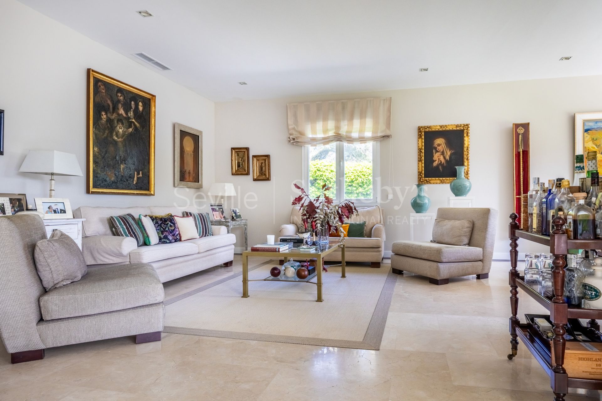 Detached villa in a private residential area in Aljarafe