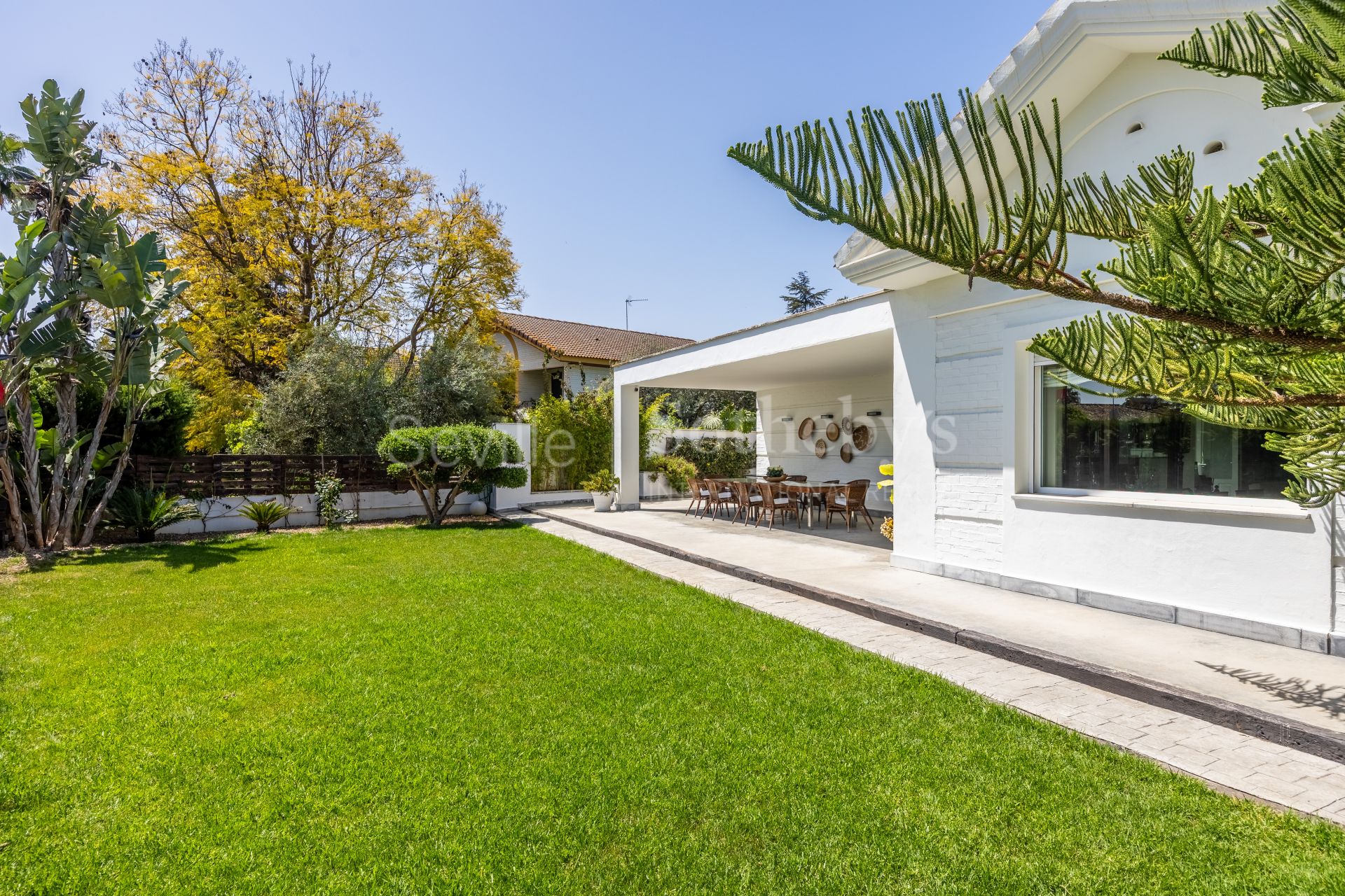 Detached villa in a private residential area in Aljarafe