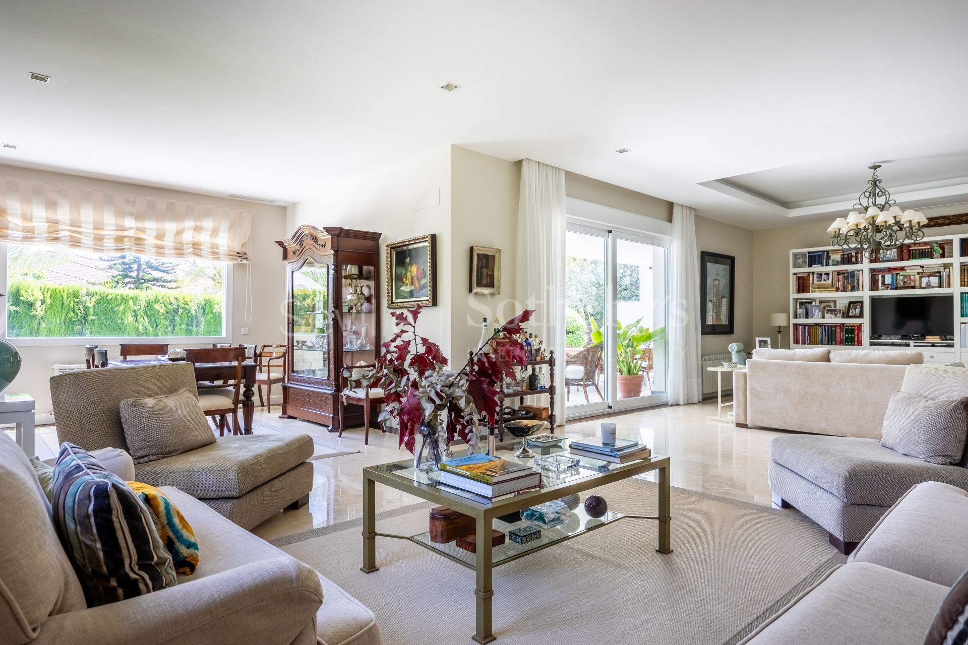 Detached villa in a private residential area in Aljarafe