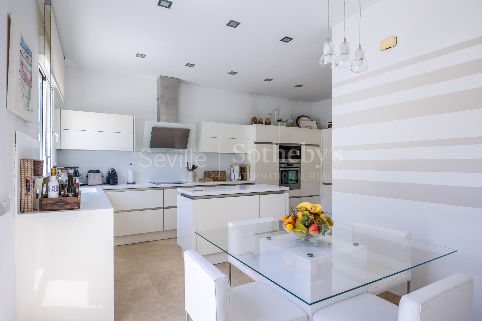 Detached villa in a private residential area in Aljarafe
