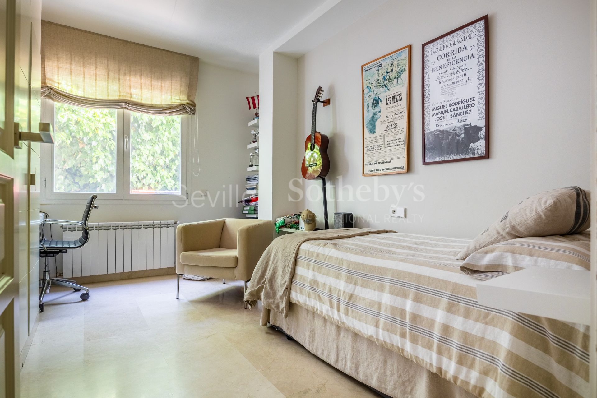 Detached villa in a private residential area in Aljarafe