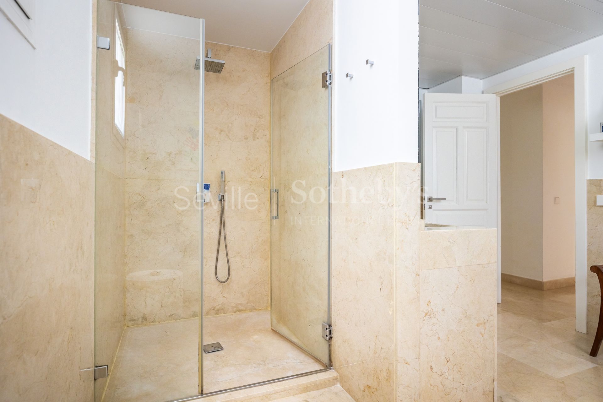 Detached villa in a private residential area in Aljarafe