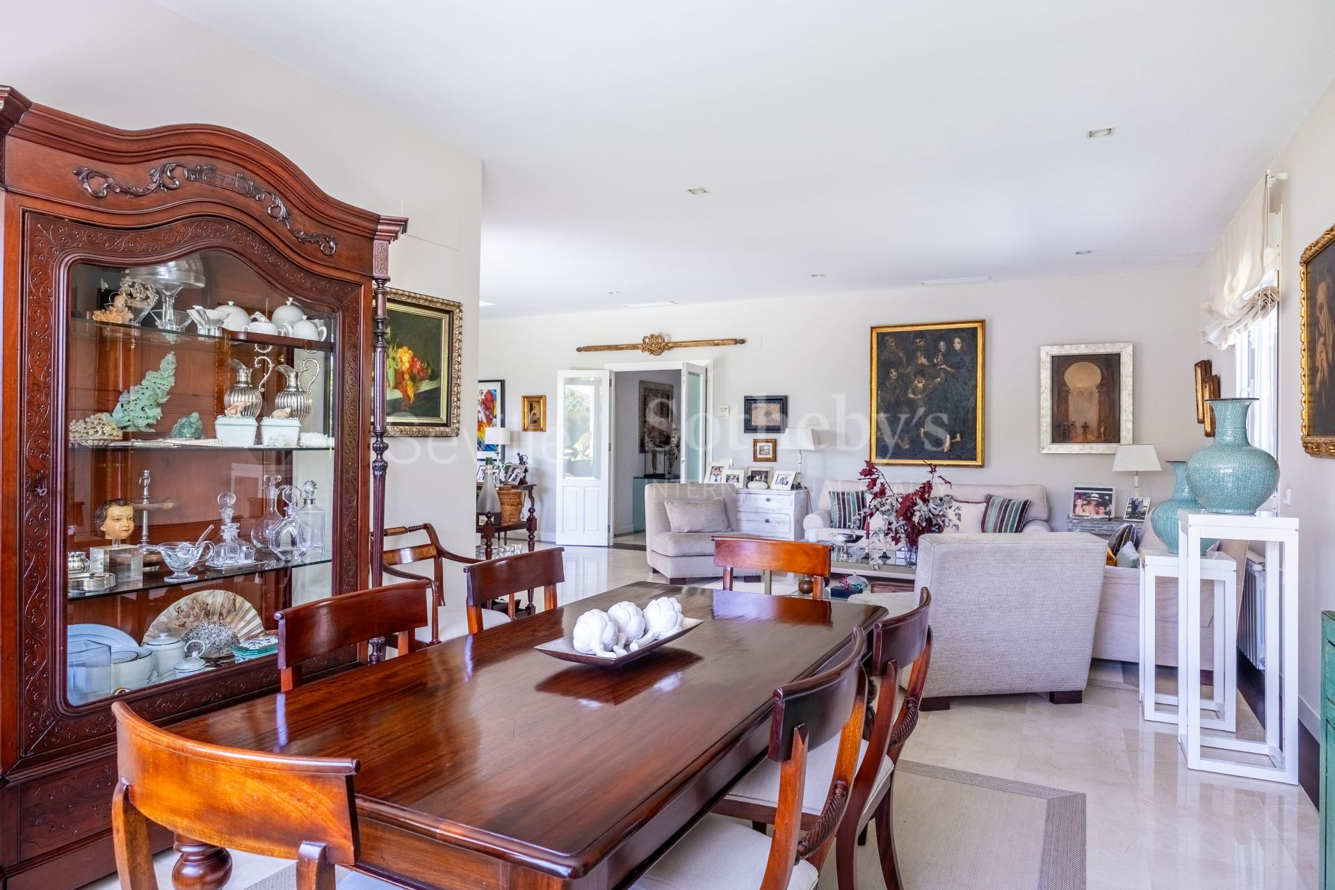 Detached villa in a private residential area in Aljarafe