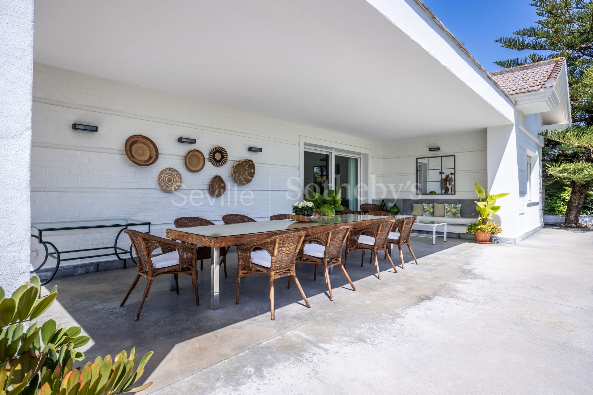 Detached villa in a private residential area in Aljarafe