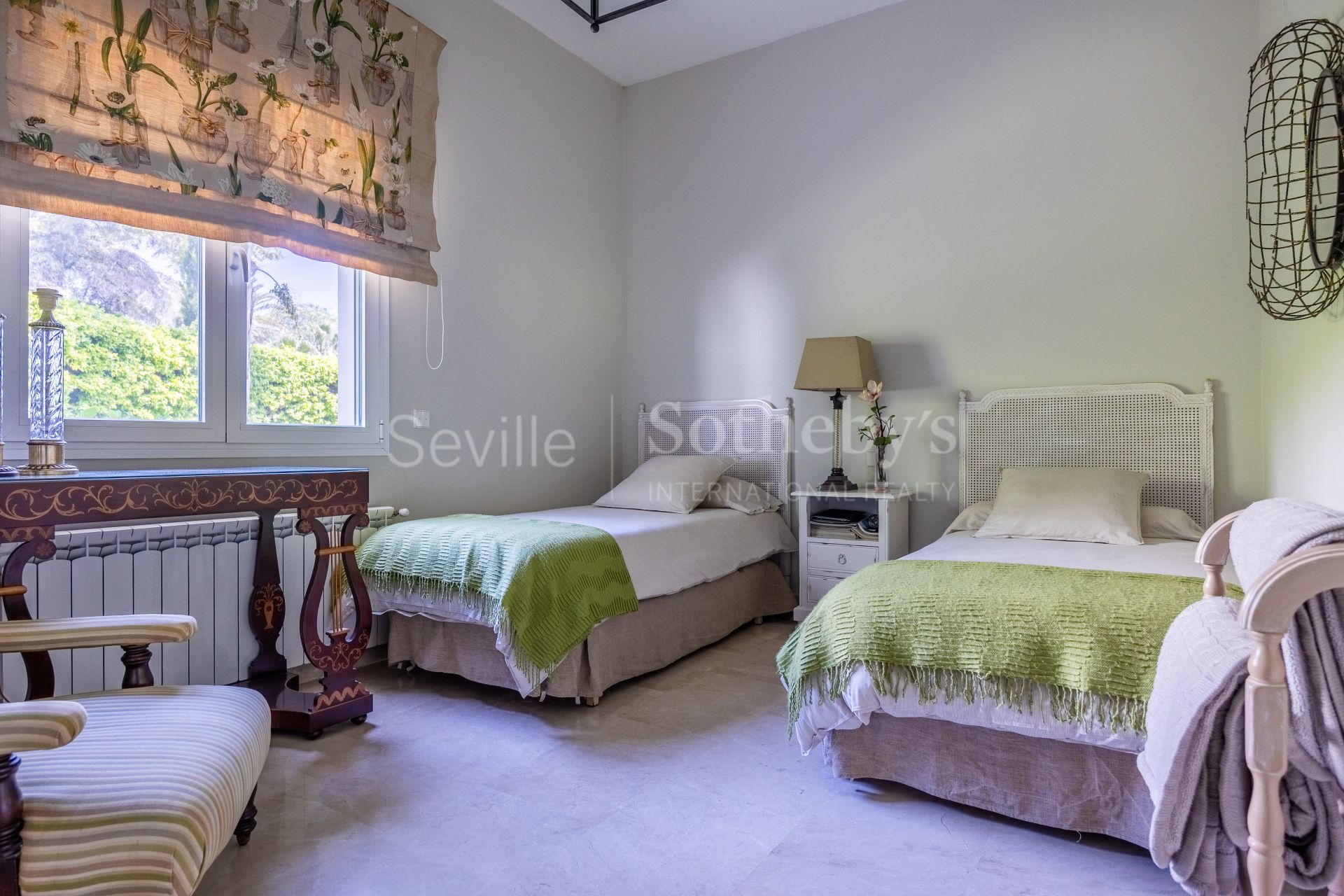 Detached villa in a private residential area in Aljarafe