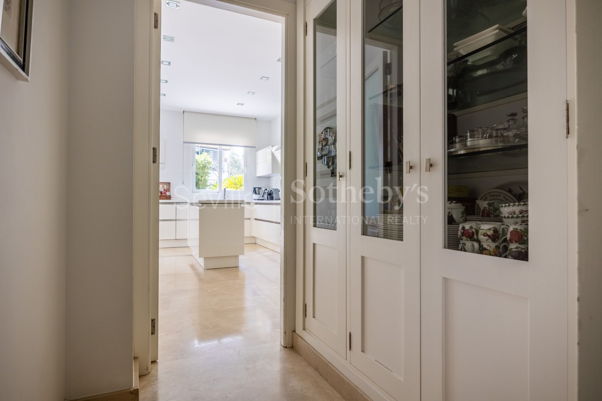 Detached villa in a private residential area in Aljarafe