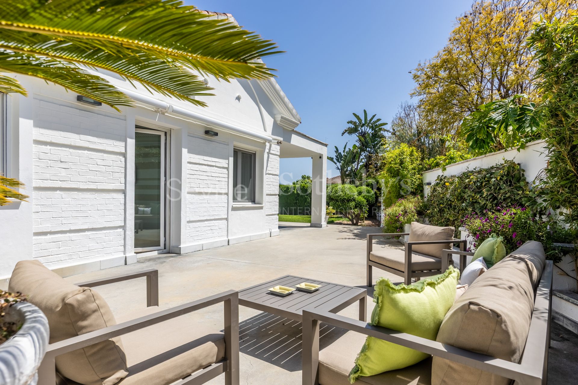 Detached villa in a private residential area in Aljarafe