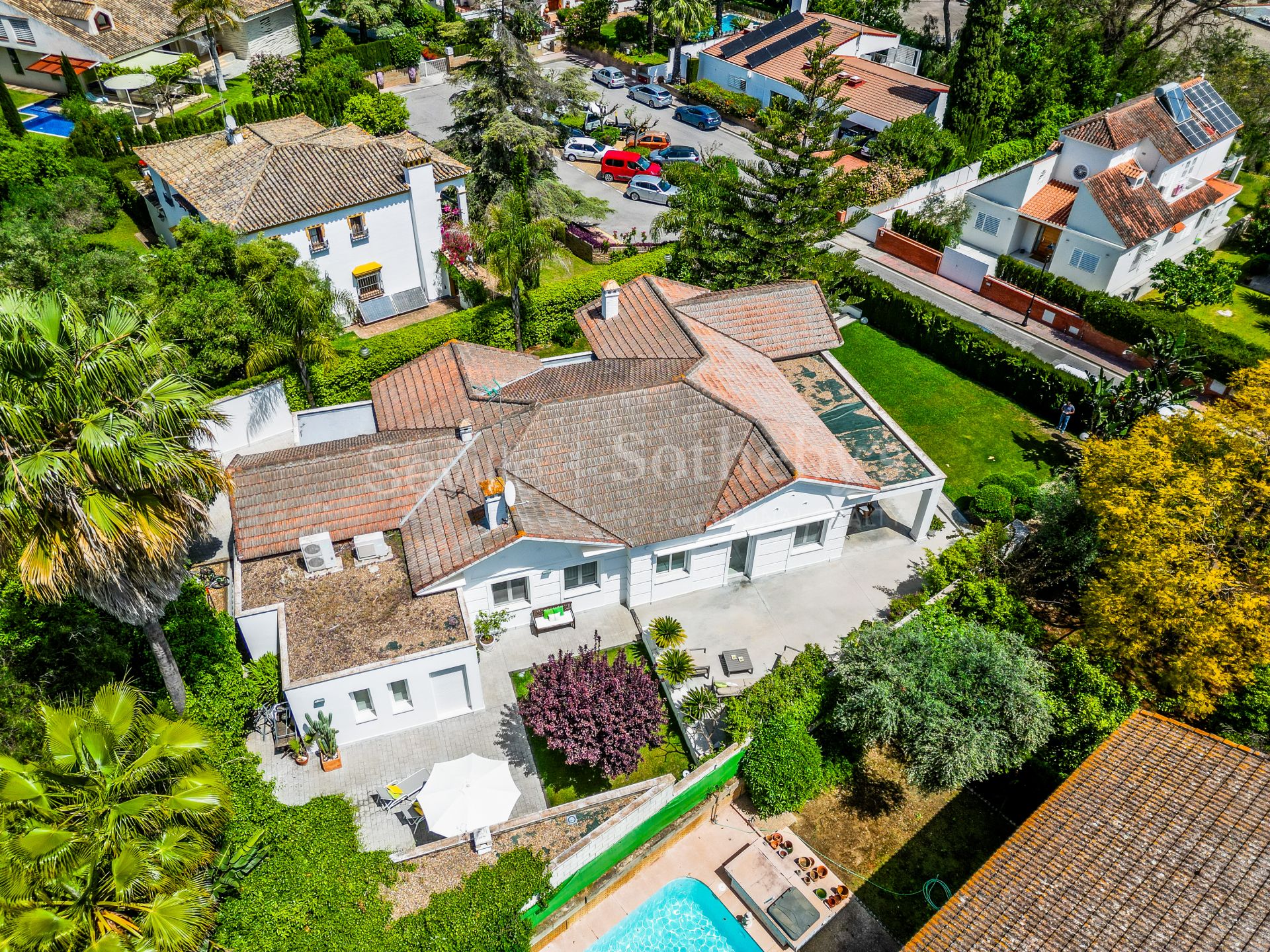 Detached villa in a private residential area in Aljarafe