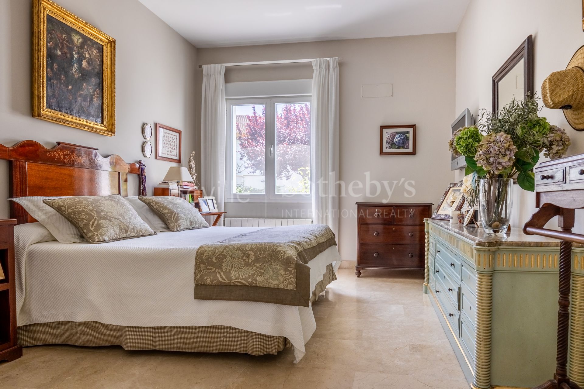 Detached villa in a private residential area in Aljarafe
