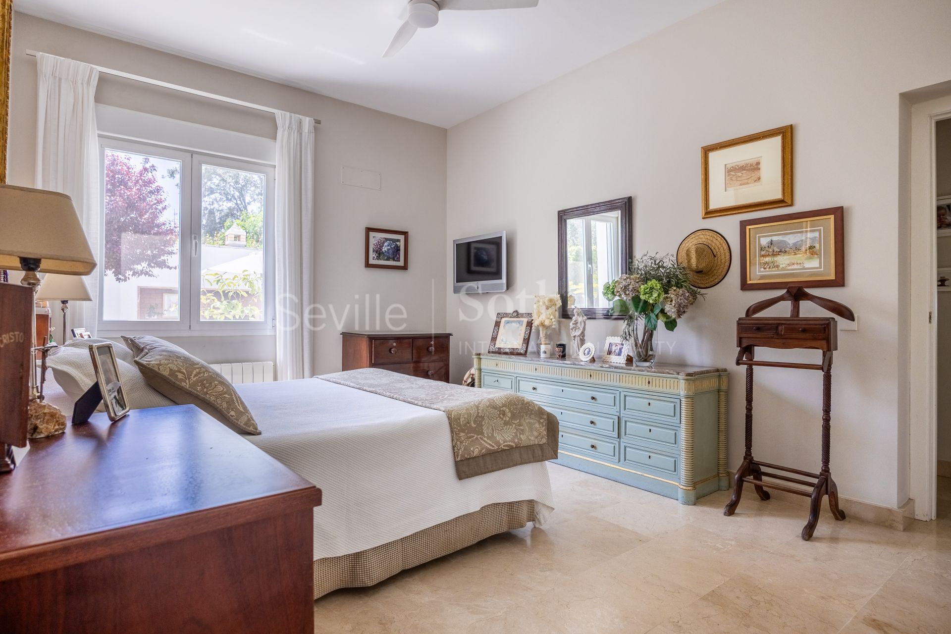Detached villa in a private residential area in Aljarafe