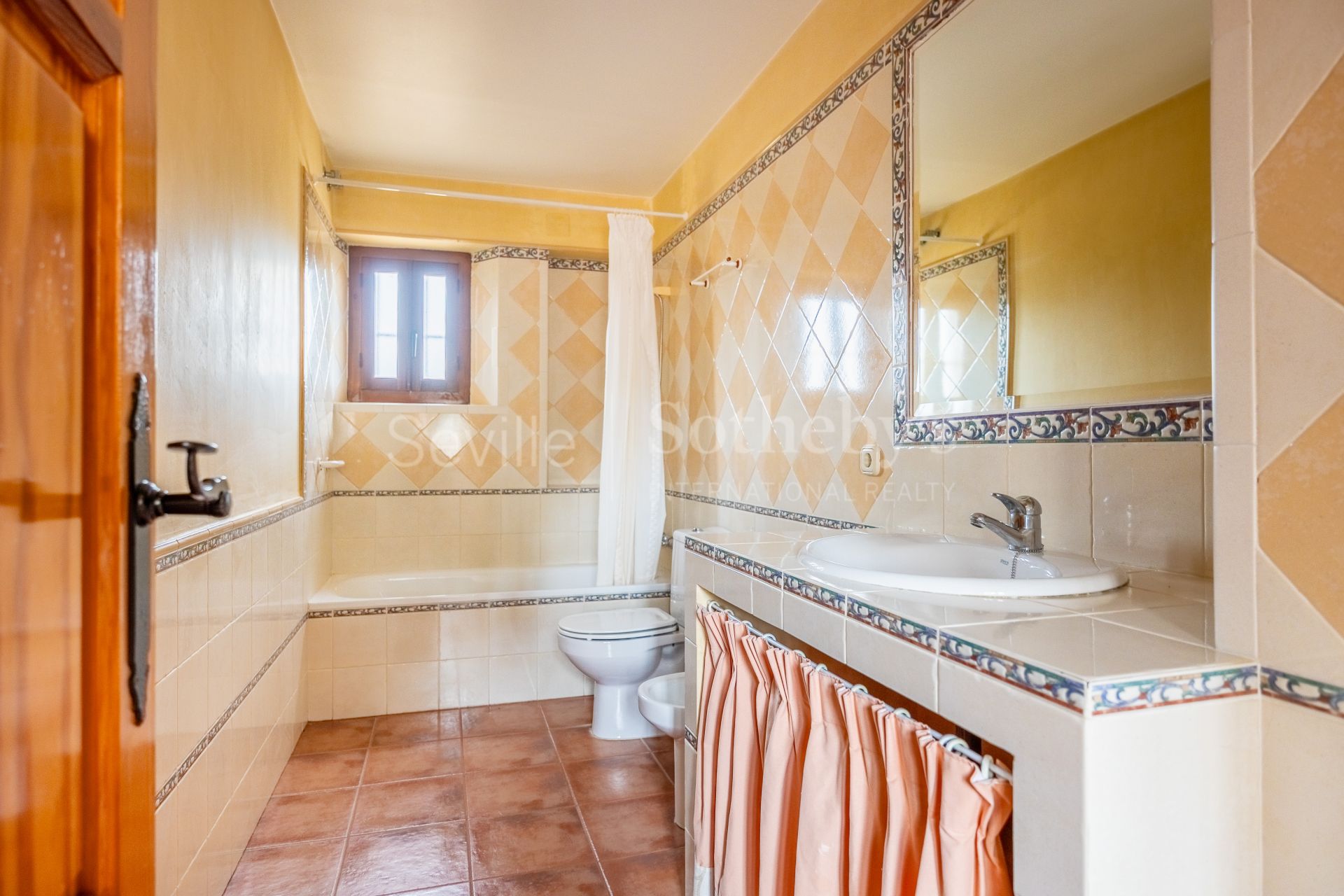 Estate with agricultural exploitation and tourist license in the Antequera region