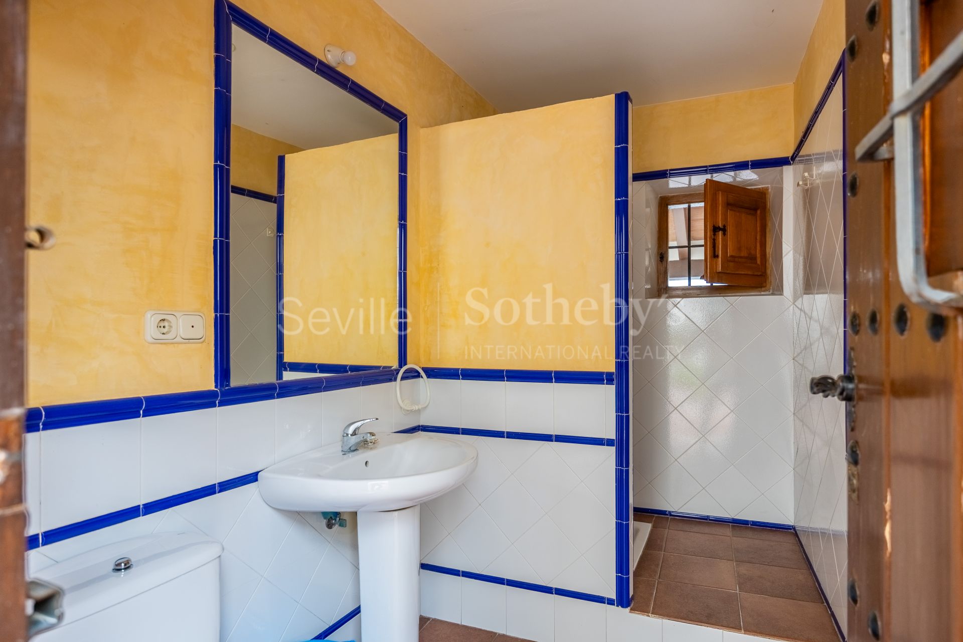 Estate with agricultural exploitation and tourist license in the Antequera region