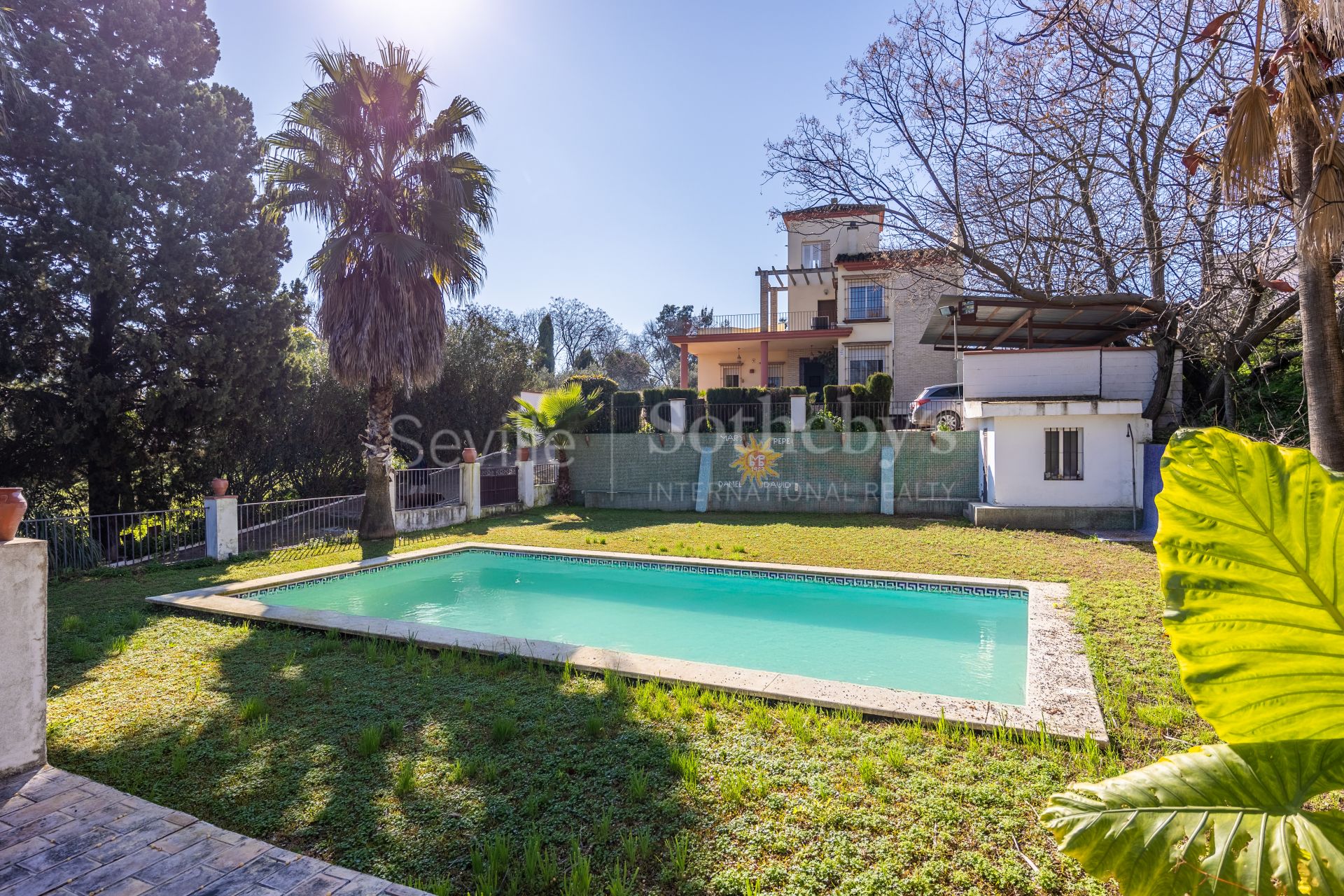 Exclusive villa with large plot, swimming pool, and space for horses