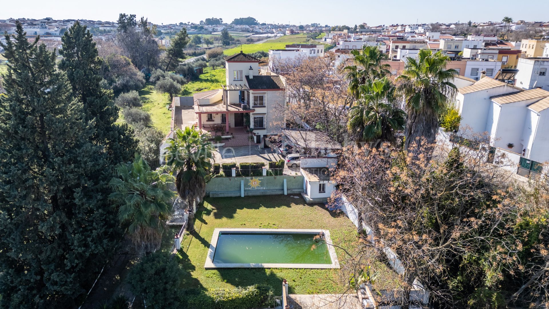 Exclusivo chalet con gran parcela, piscina y espacio para caballos