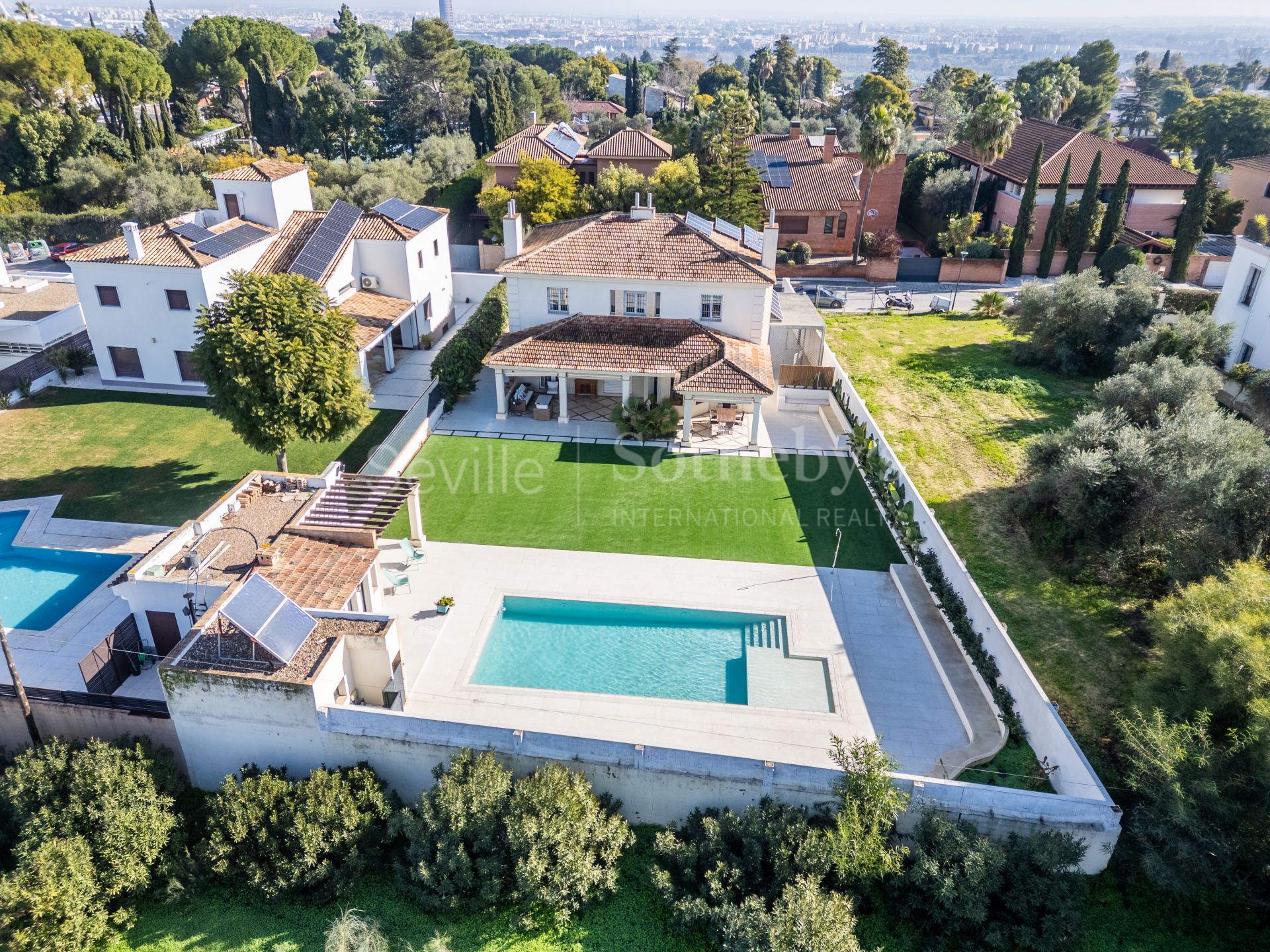 Villa independiente en urbanización de Cantera Blanca.
