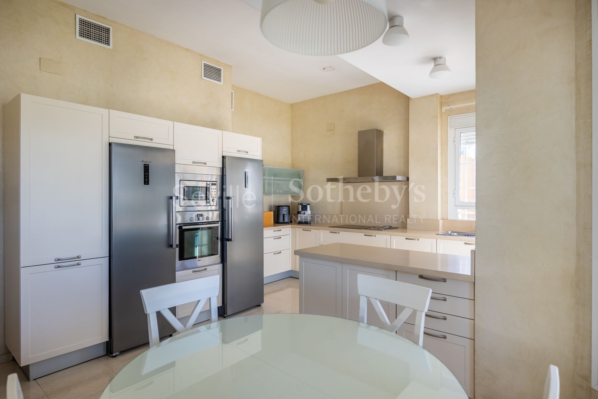 Villa independiente en urbanización de Cantera Blanca.