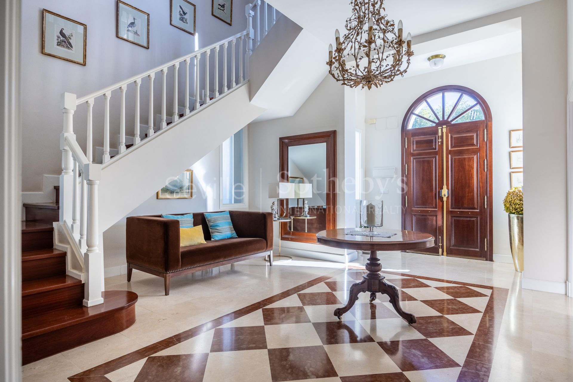 Villa independiente en urbanización de Cantera Blanca.