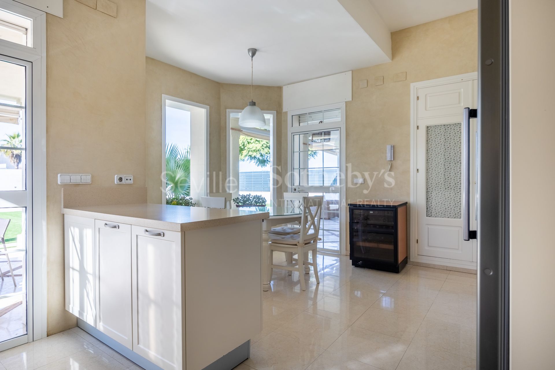 Villa independiente en urbanización de Cantera Blanca.