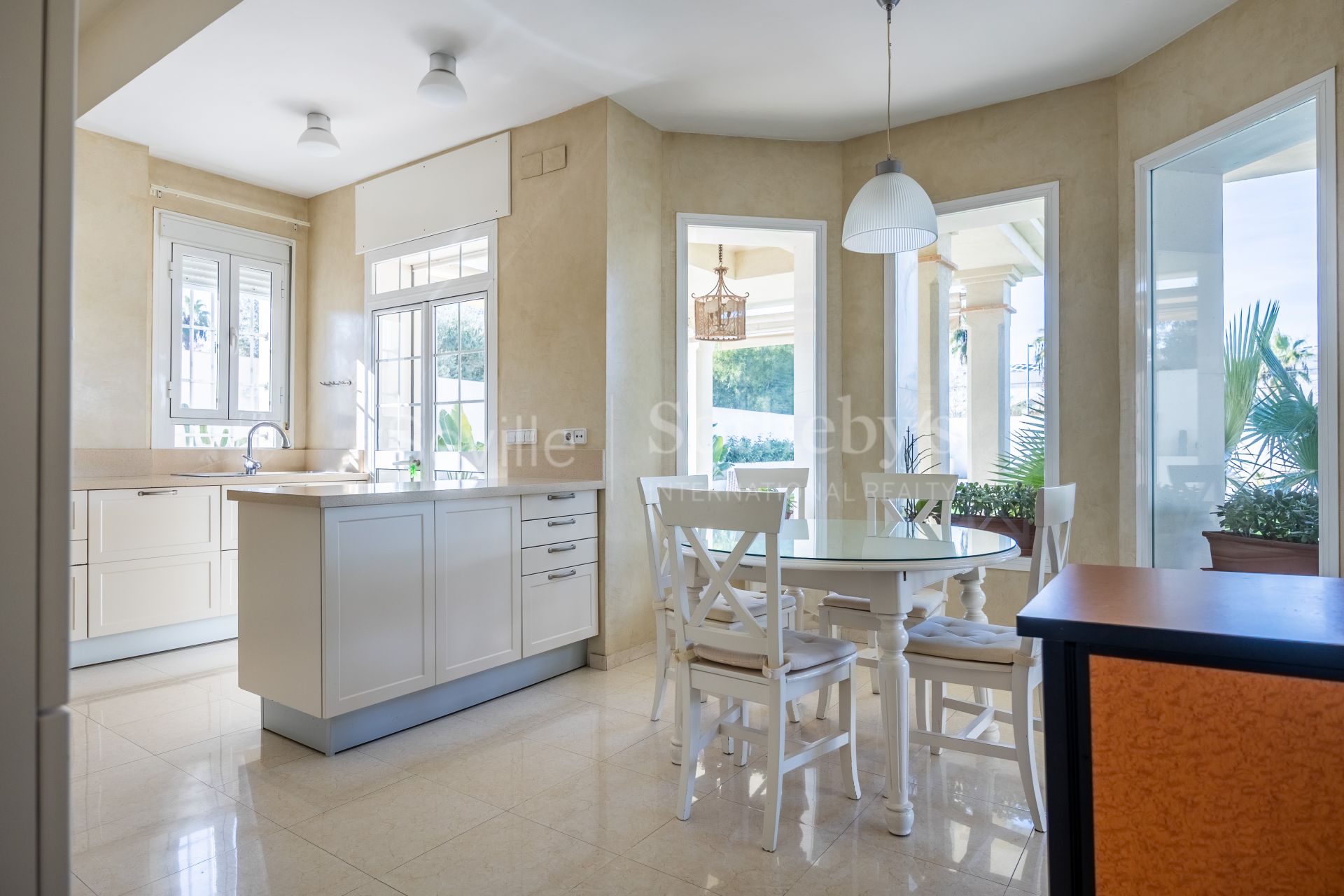 Villa independiente en urbanización de Cantera Blanca.