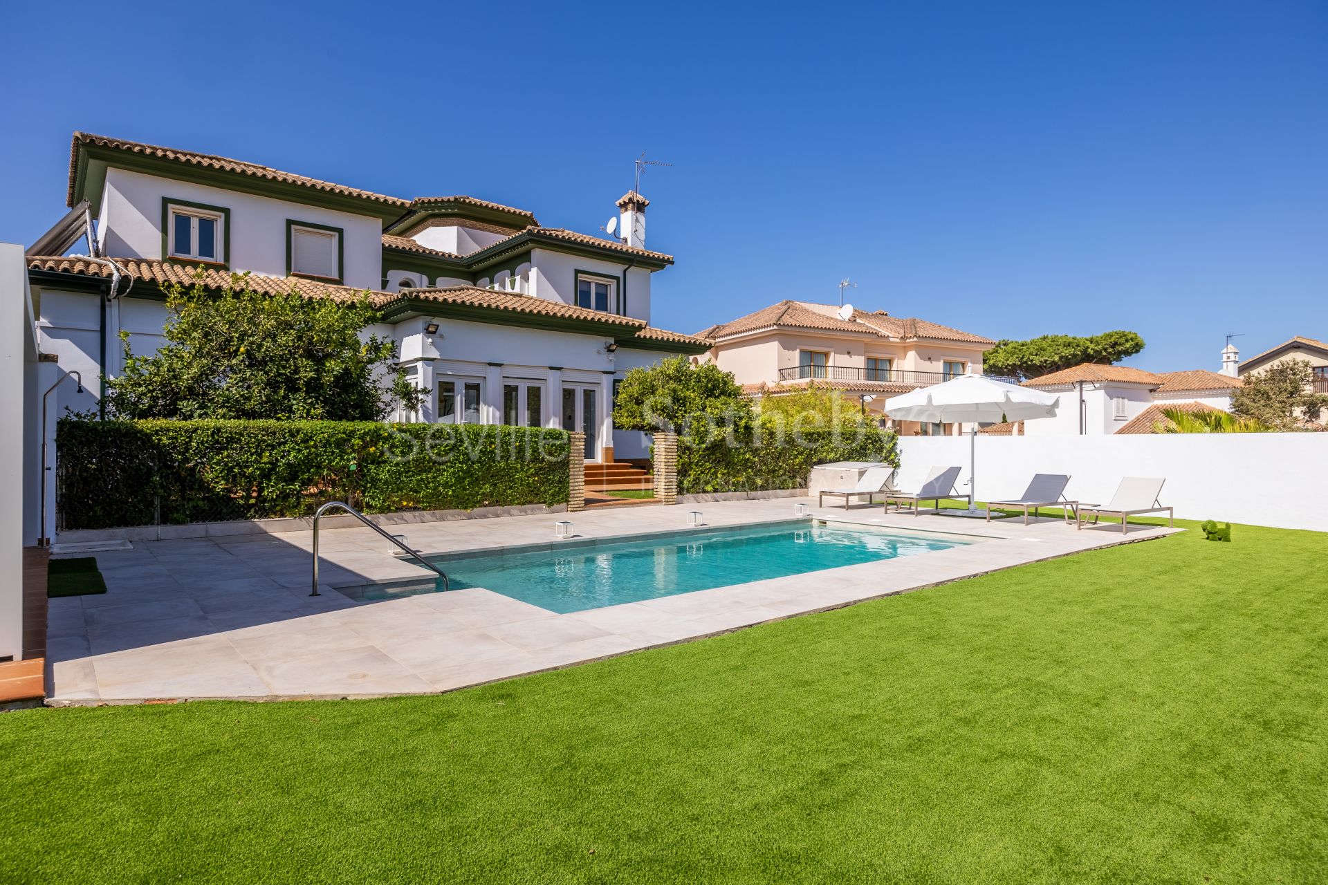 Luxury residence with golf views in Novo Sancti Petri