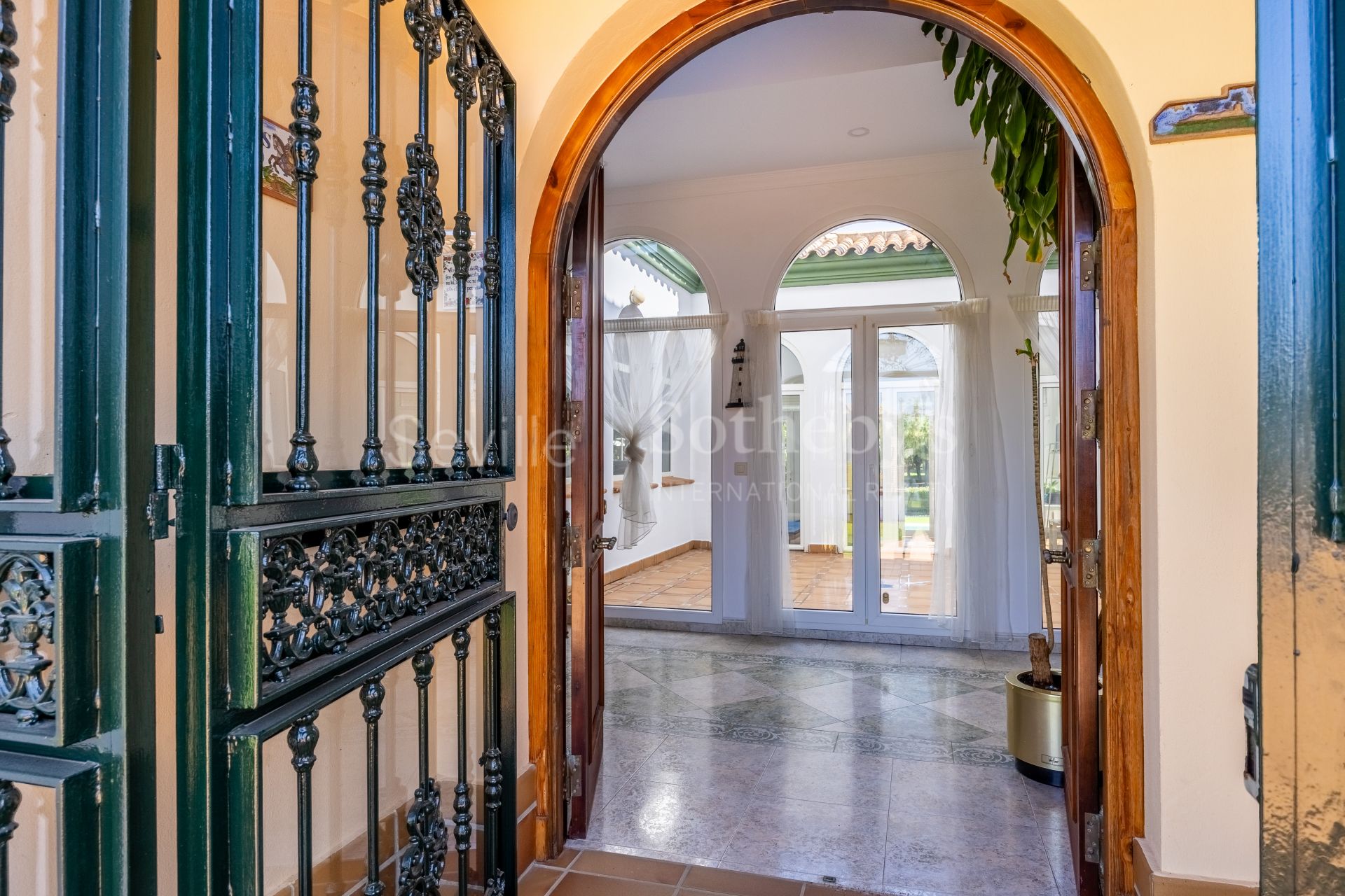 Luxury residence with golf views in Novo Sancti Petri