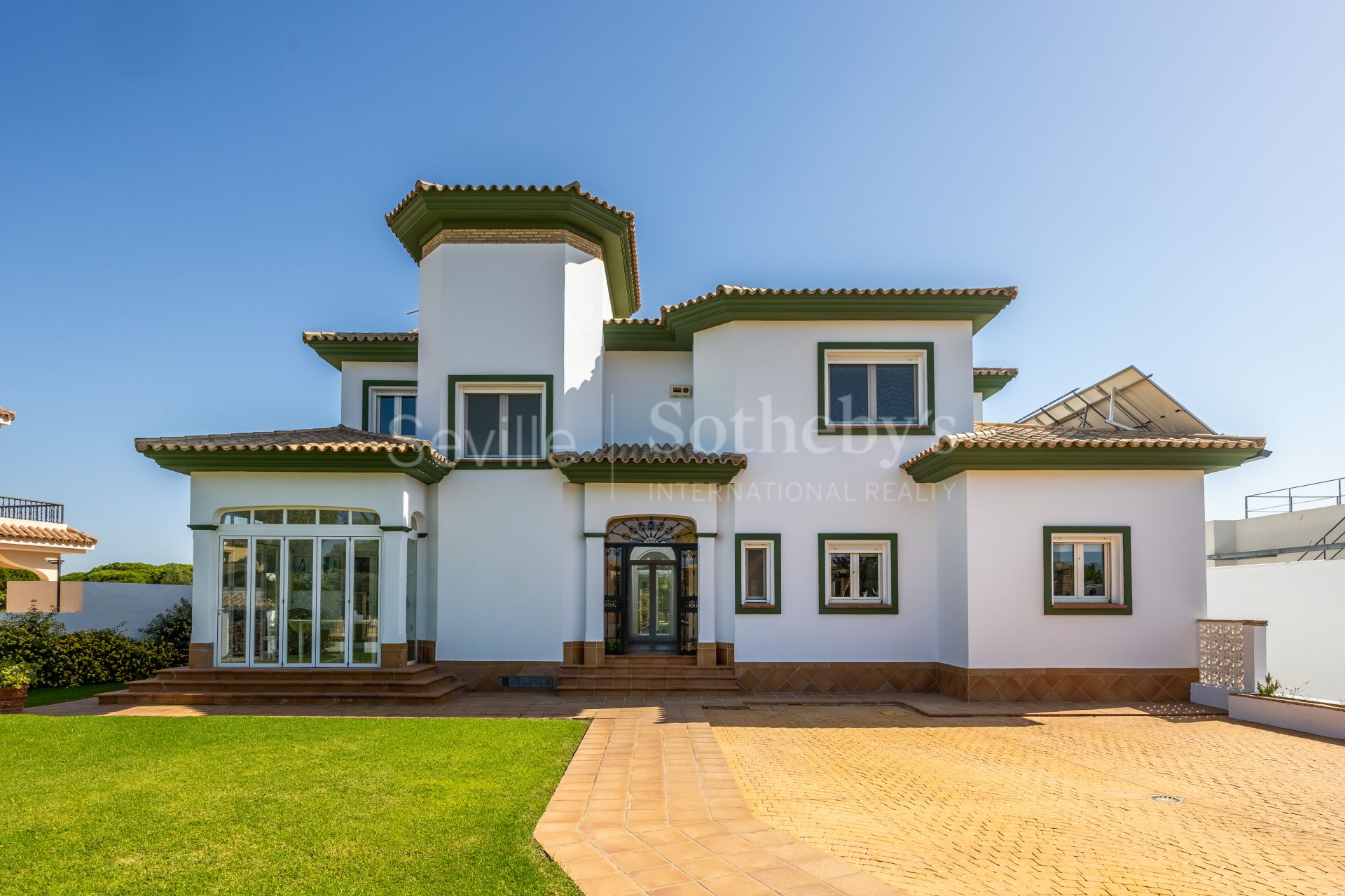 Luxury residence with golf views in Novo Sancti Petri