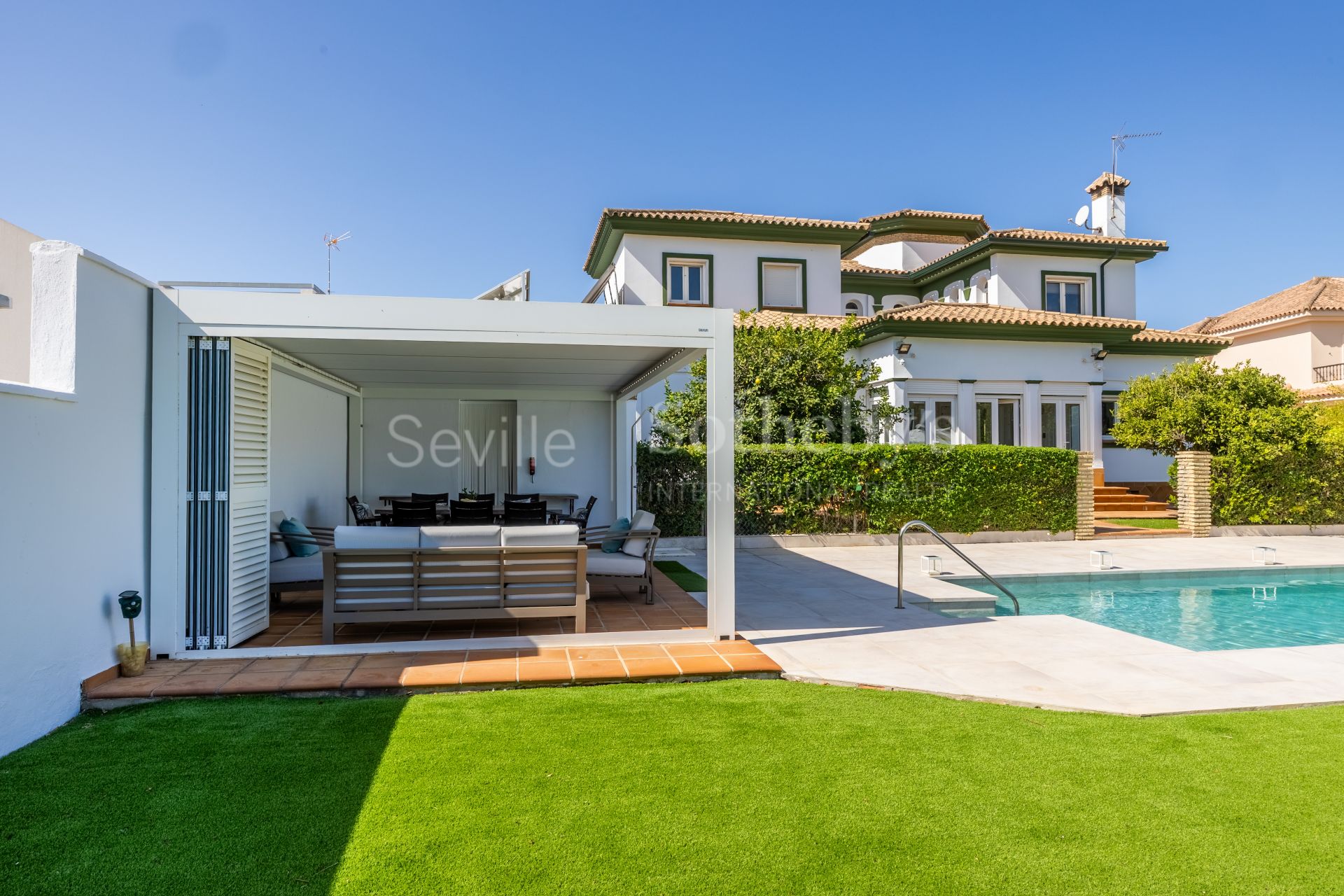 Luxury residence with golf views in Novo Sancti Petri