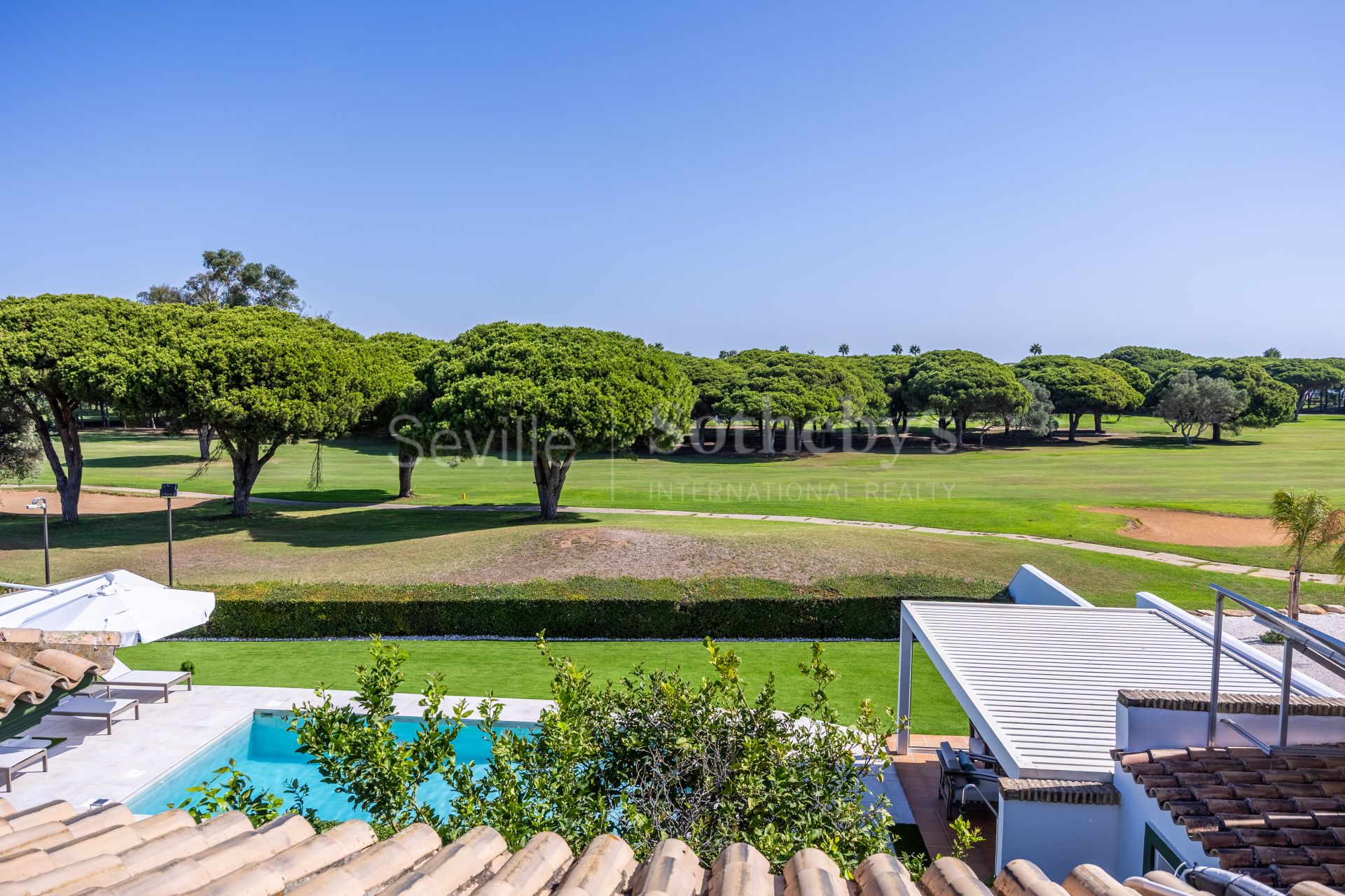 Luxury residence with golf views in Novo Sancti Petri