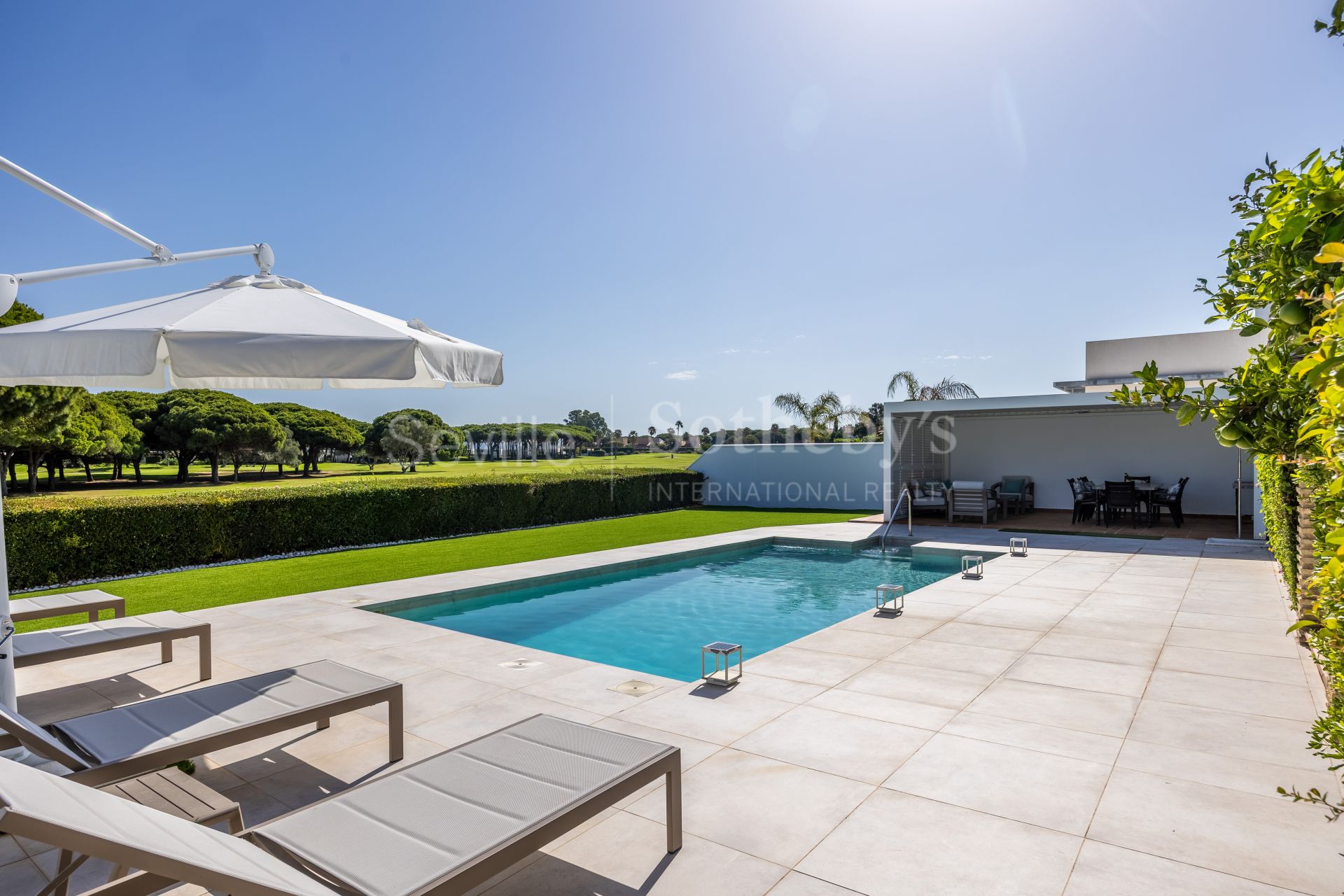 Luxury residence with golf views in Novo Sancti Petri