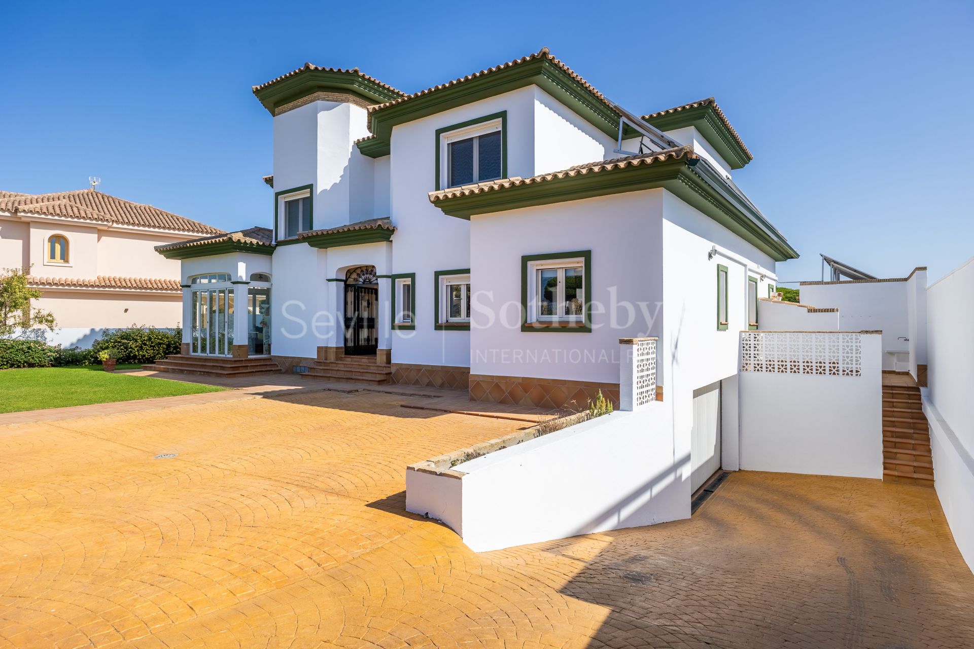 Luxury residence with golf views in Novo Sancti Petri