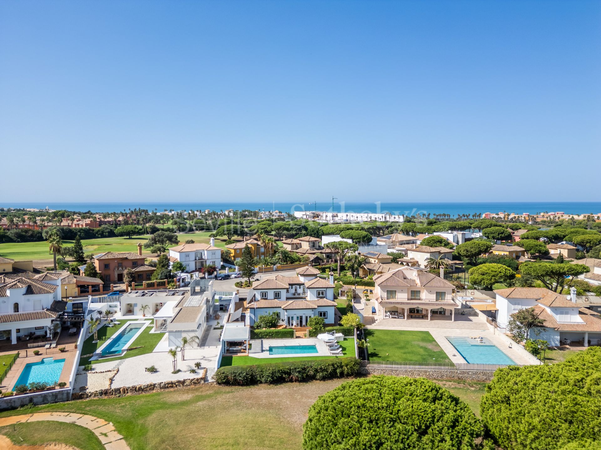 Luxury residence with golf views in Novo Sancti Petri