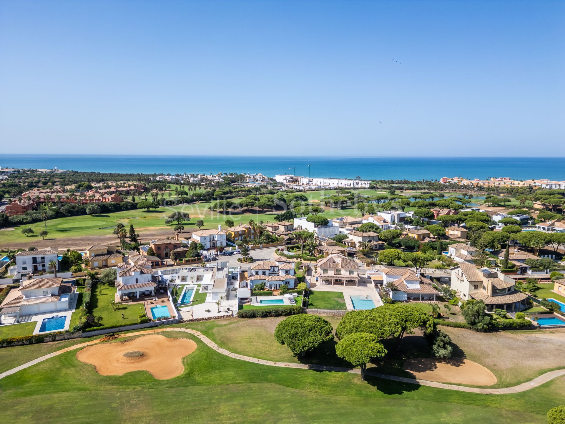 Luxury residence with golf views in Novo Sancti Petri