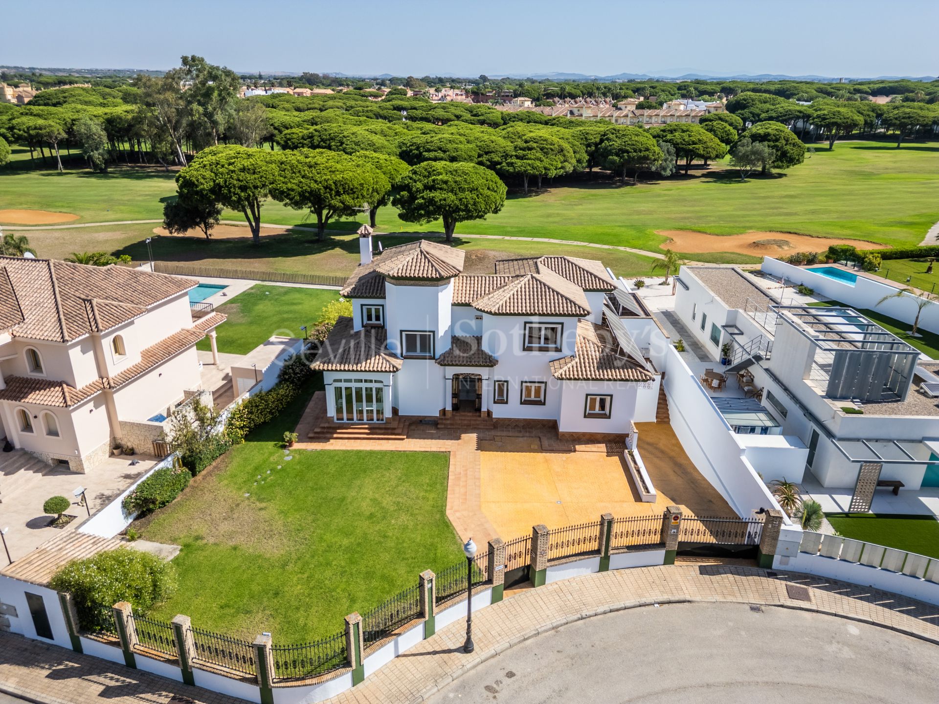 Luxury residence with golf views in Novo Sancti Petri